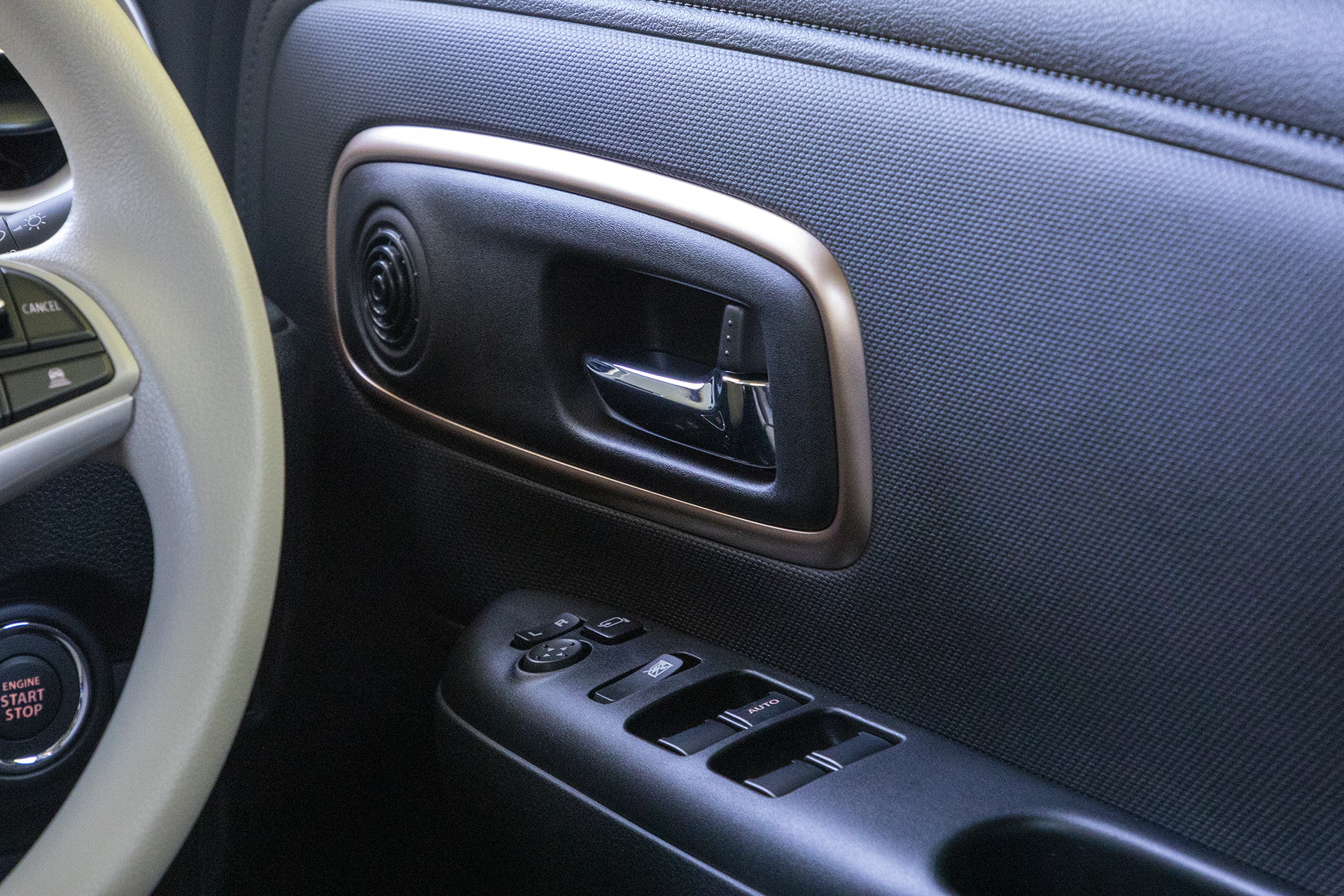 カラーパネルに加えてカッパーゴールドで塗られた縁取りが印象的。このカッパーゴールドという色も何種類もサンプルを作りイメージに合うものを探したという。またこの色は周辺の明るさによってイメージが変化。明るいところでは爽やかさがあり、暗いところではシックになるとのこと