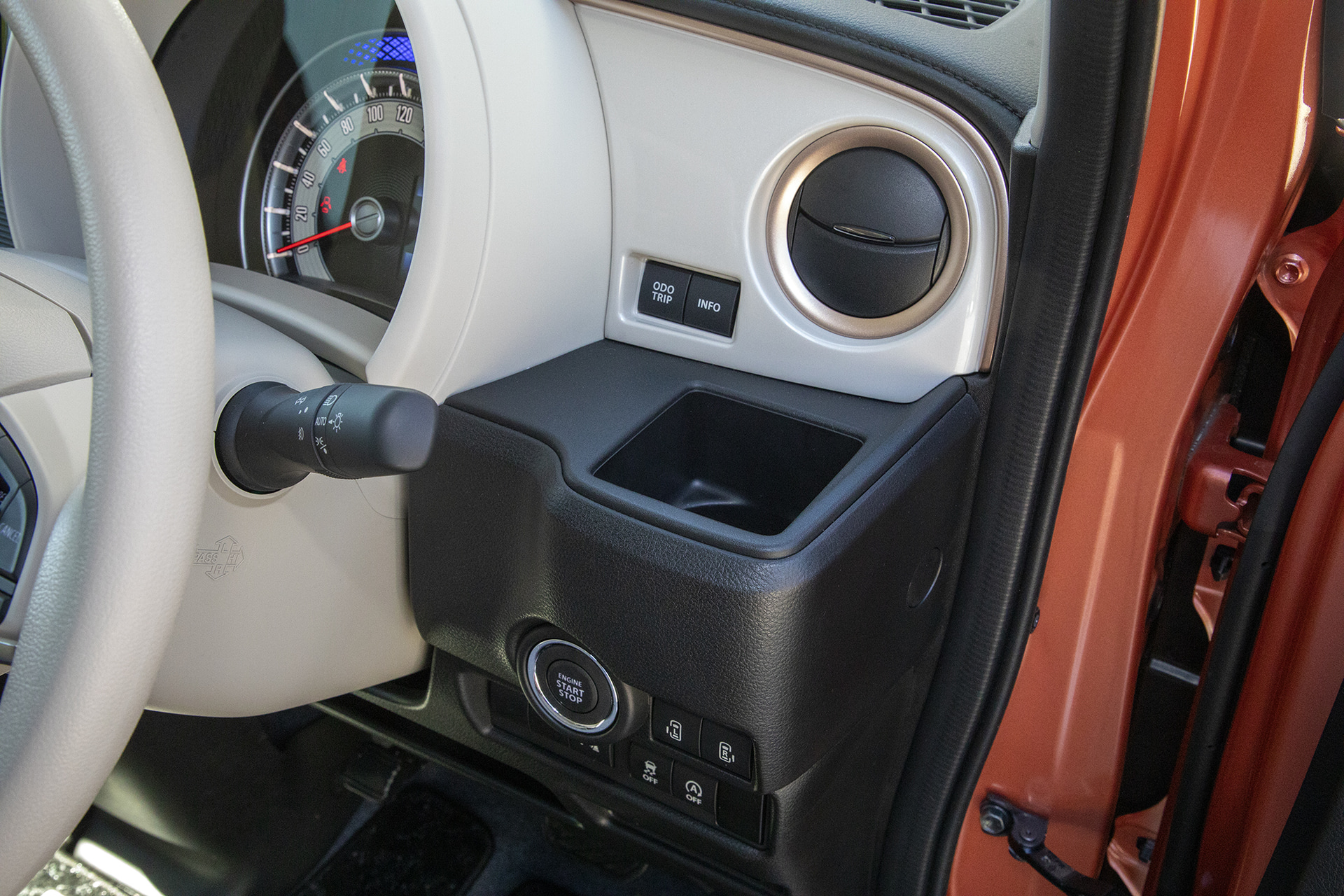 運転席用のドリンクホルダーは大型対応。エアコン吹き出し口の横にあるスイッチはメーター内にあるマルチインフォメーションディスプレイのオド、トリップのスイッチとインフォメーションスイッチ