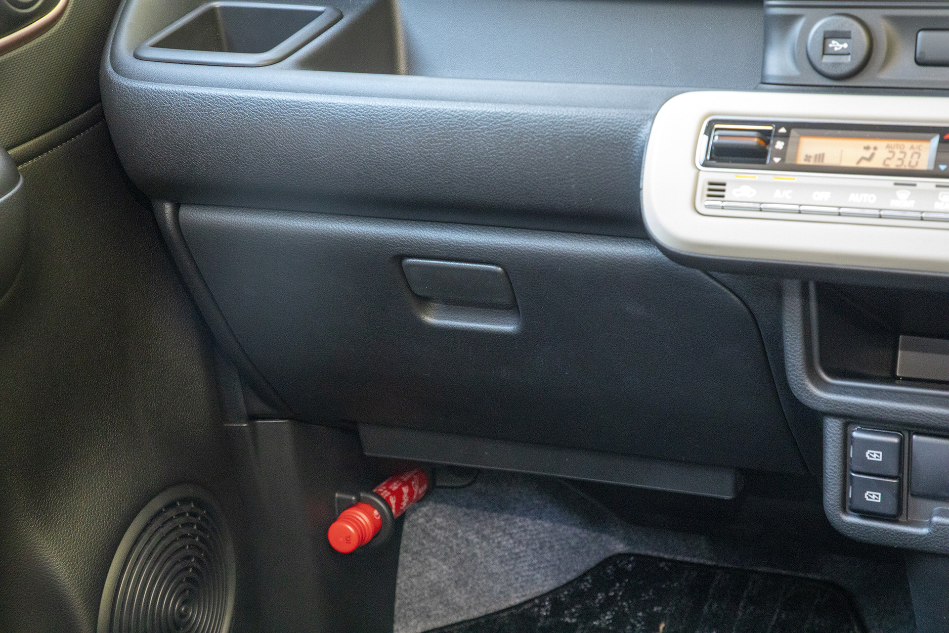 グローブボックスの上部にも物入れがある