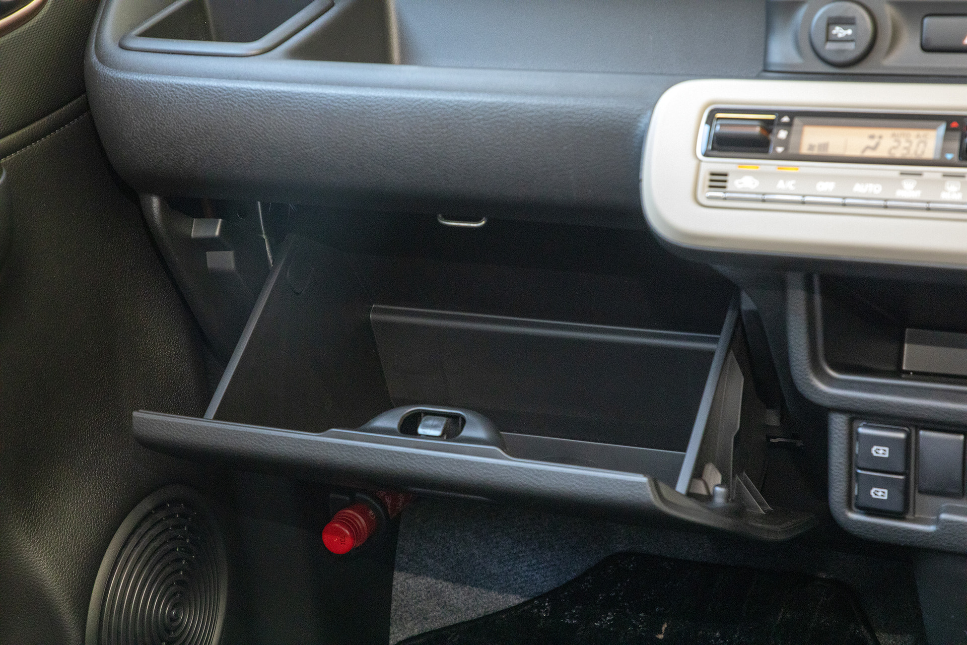 グローブボックスは広め