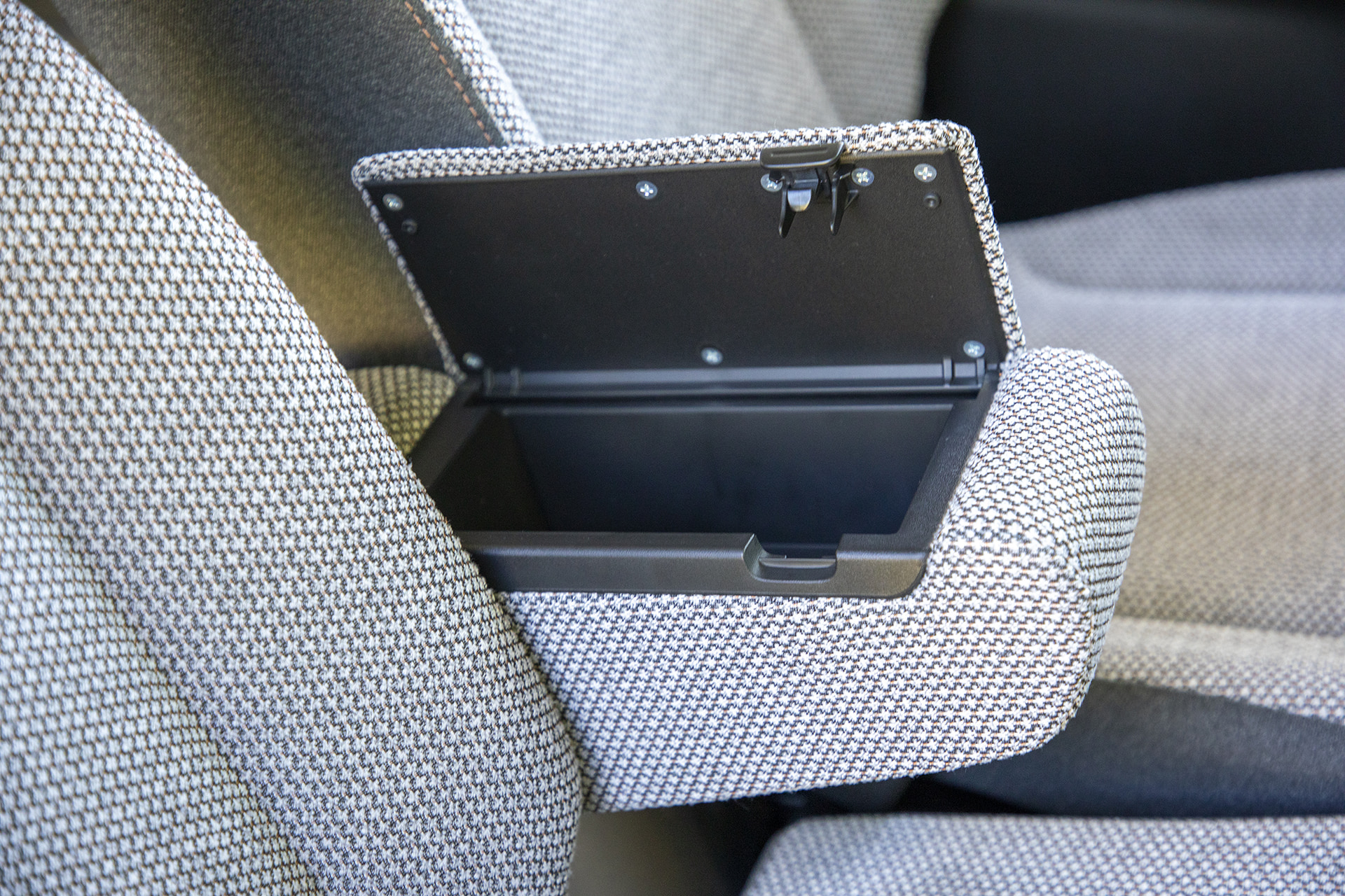 アームレストは小物入れになっている