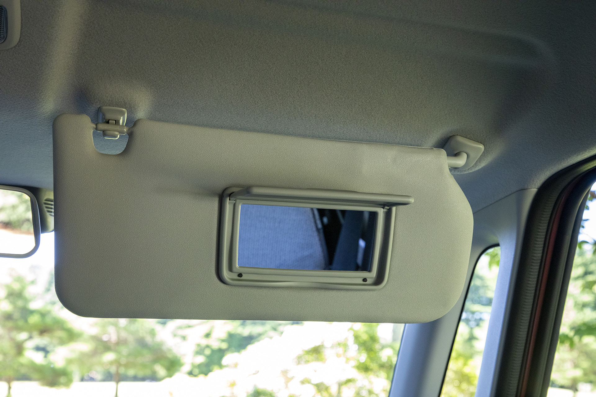 運転席側サンバイザー。裏側にバニティミラー付き