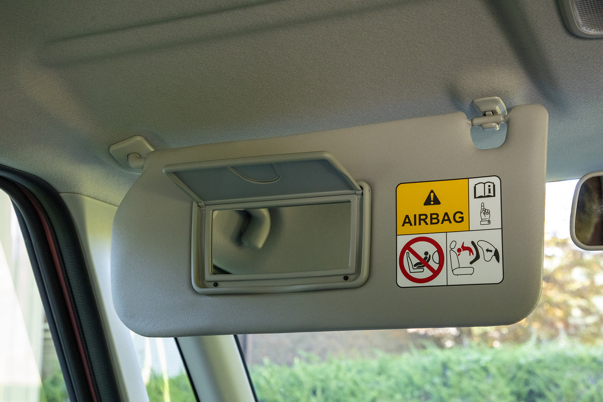 助手席サンバイザー裏にもバニティミラー付き