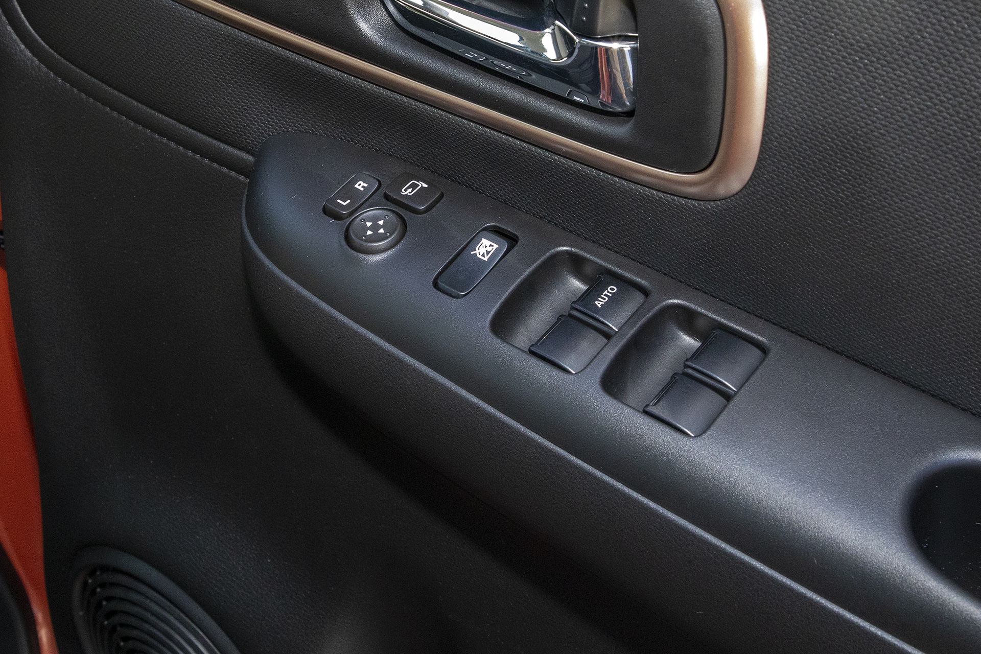 ドアトリムにあるミラー操作系とパワーウィンドウ系スイッチ