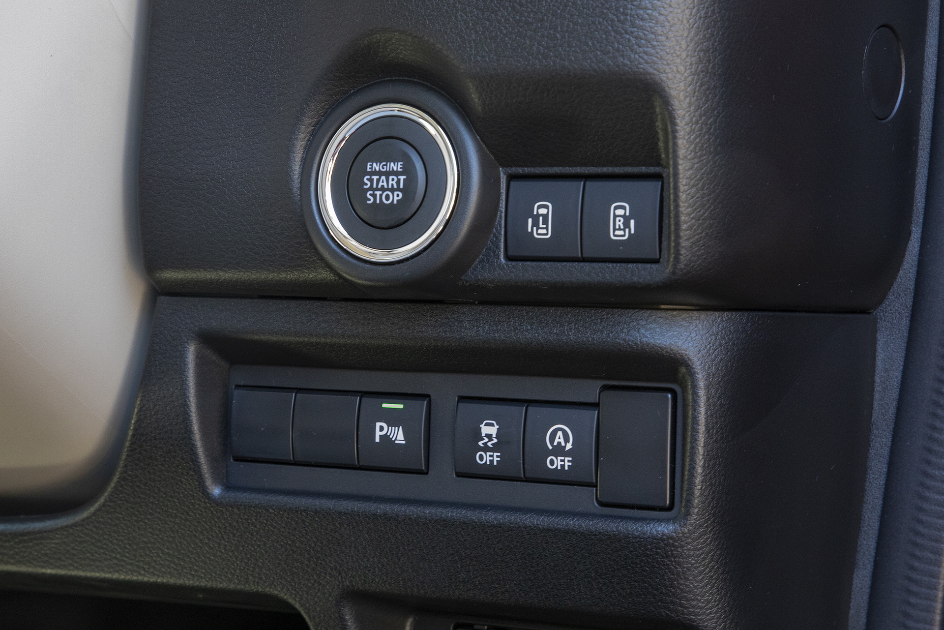 運転席まわりのスイッチ類。エンジンスタートボタンはステアリングの右側