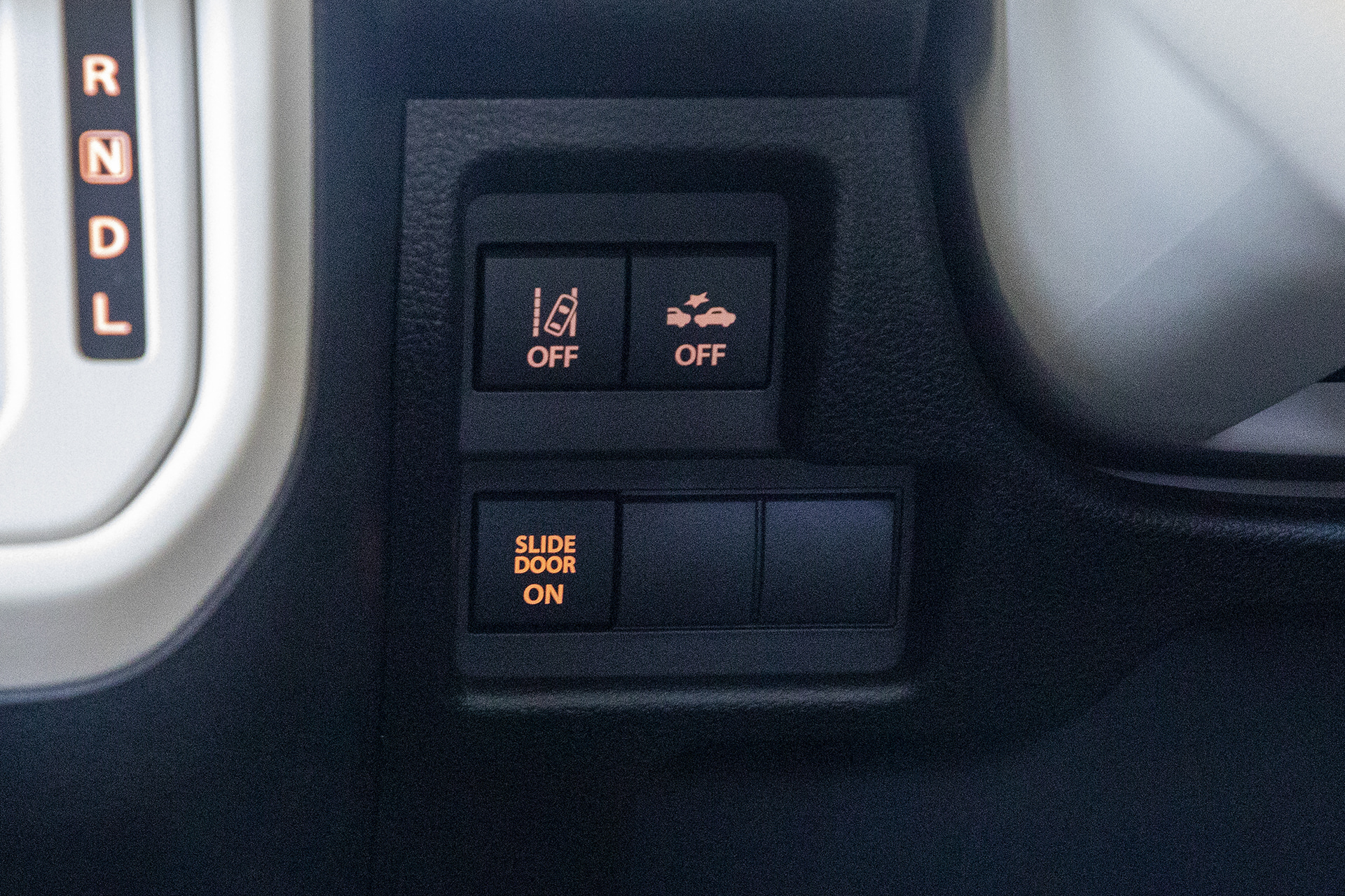 ステアリング左下にあるスイッチ類