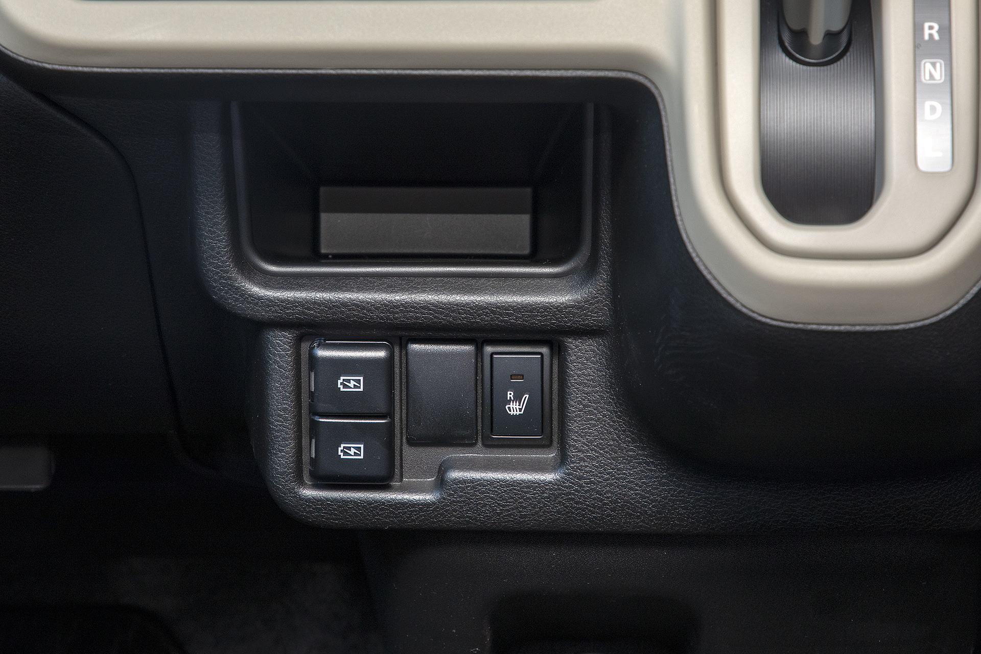 シフトレバー下にはシートヒータースイッチとUSB電源端子