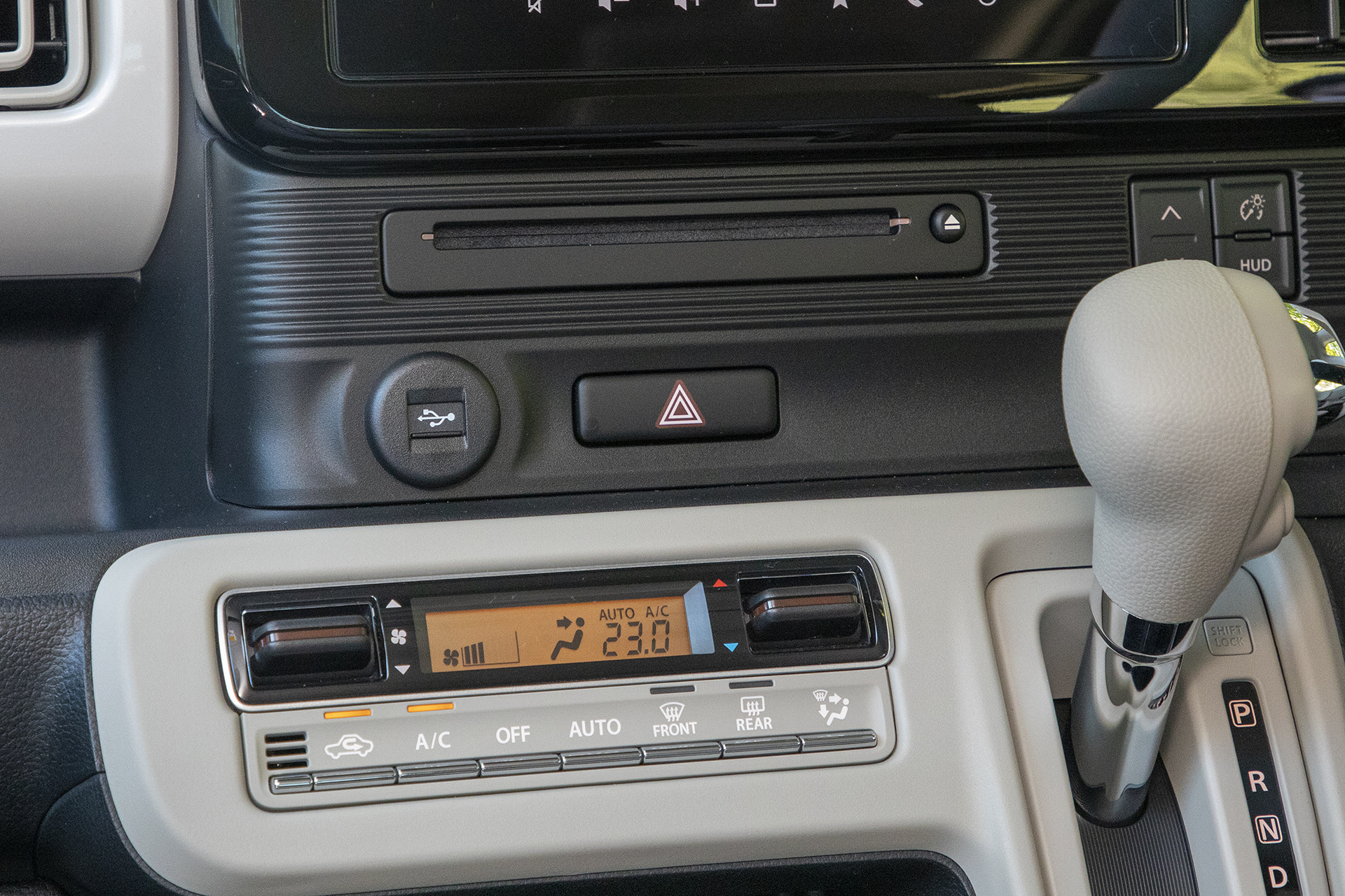 メモリーナビを装着すると音楽CDのほか、DVDビデオも再生できる。さらに音楽再生USBメモリーの端子も付く