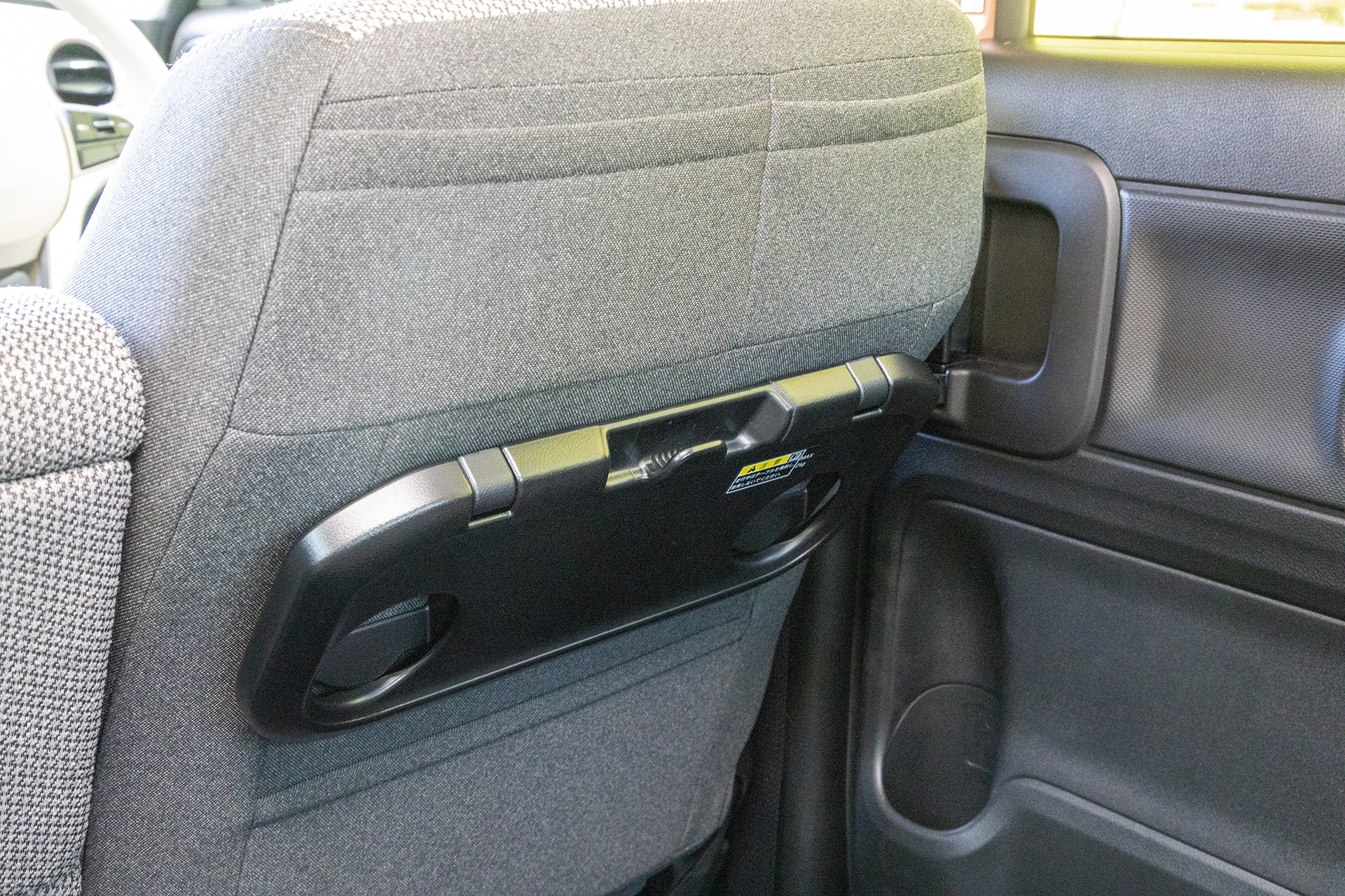運転席のシートバックには上部にポケット、そして折りたたみ式のパーソナルテーブルが付く
