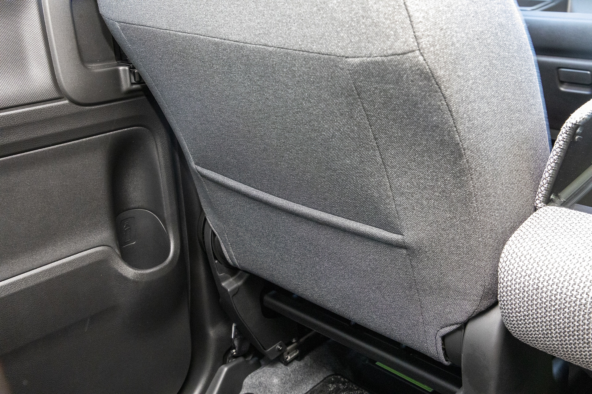 助手席裏にはポケットが付く