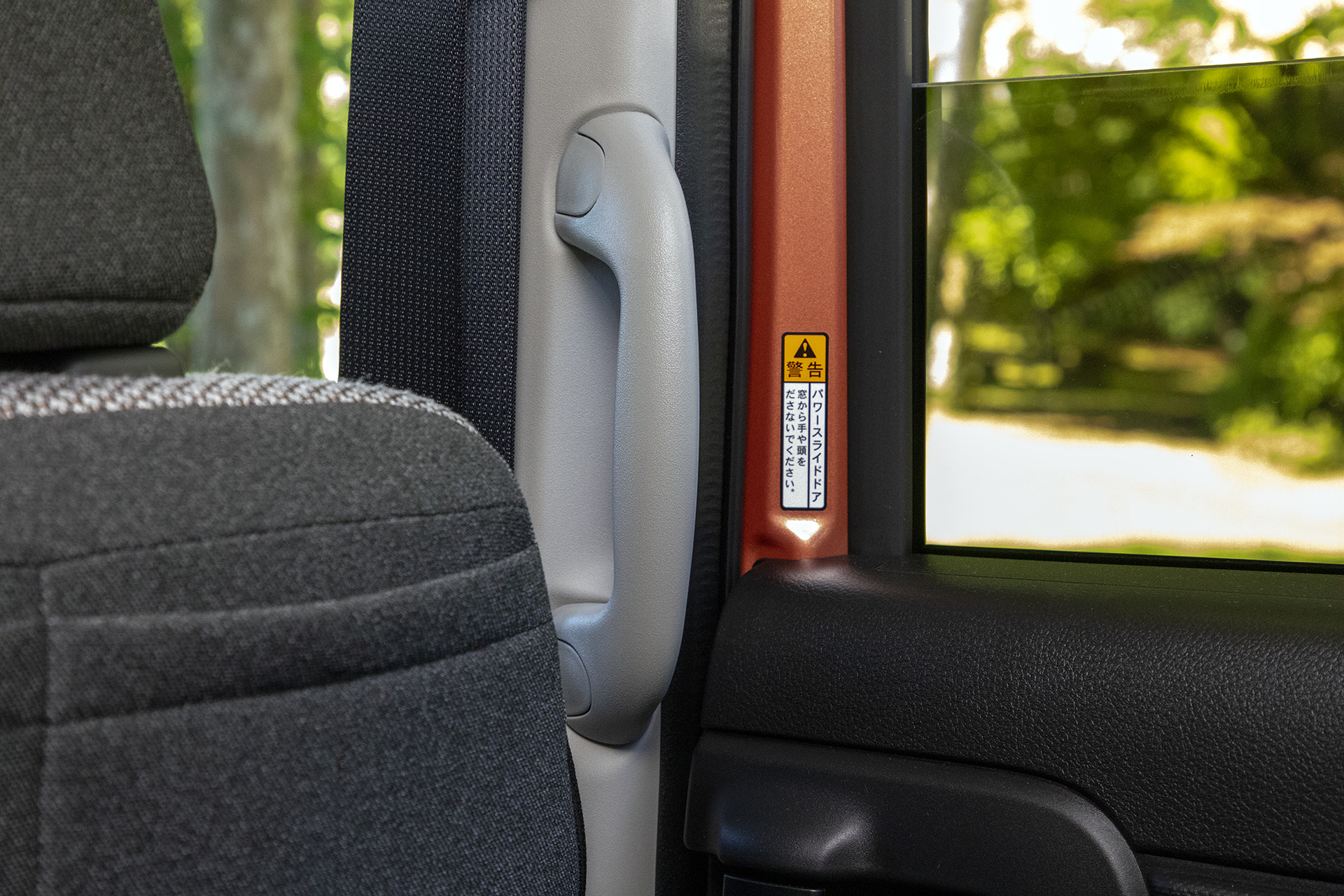後席乗り込み時に便利なアシストグリップが付く