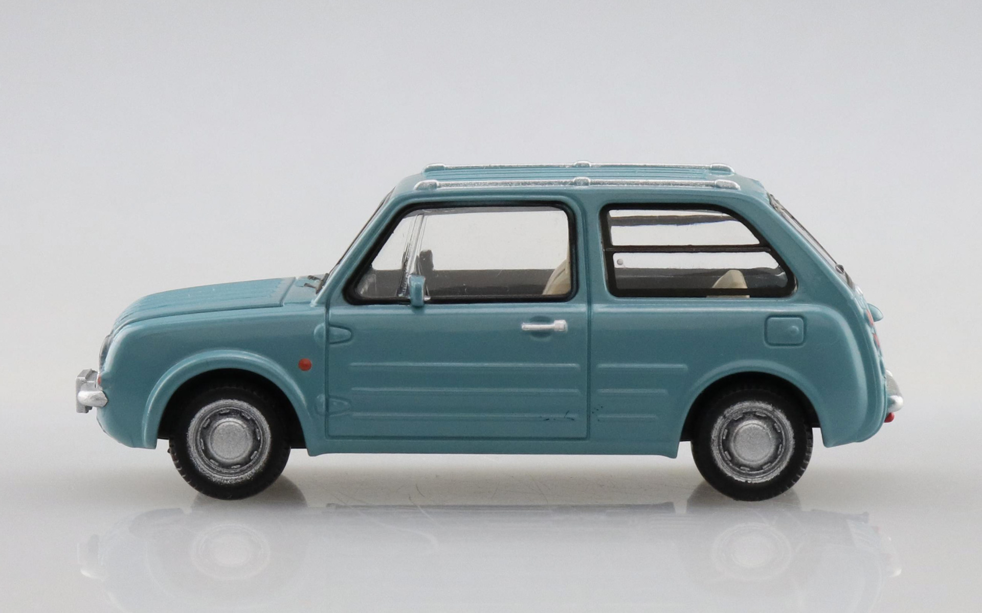 日産オリジナルカラーの「アクアグレー」