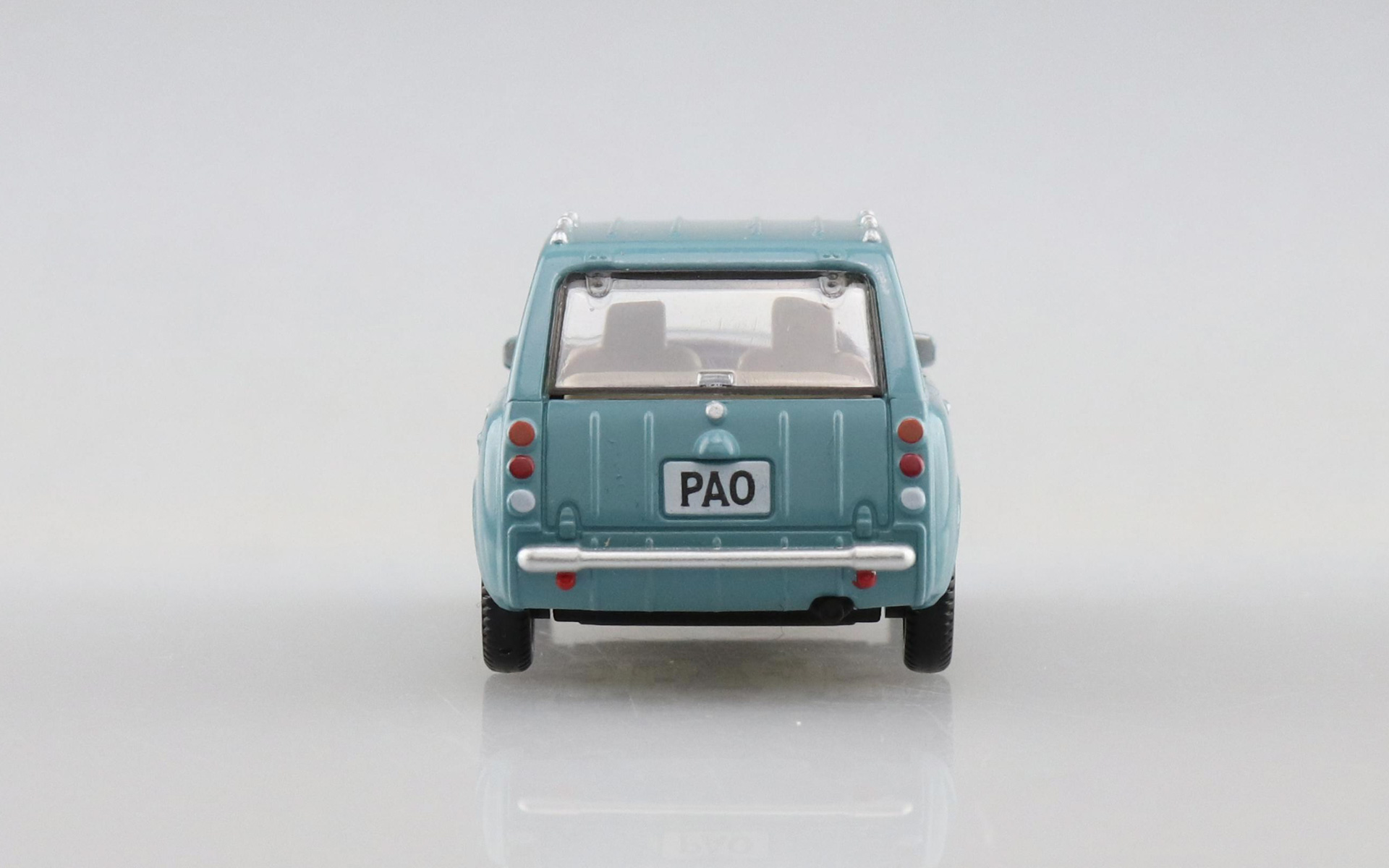 日産オリジナルカラーの「アクアグレー」