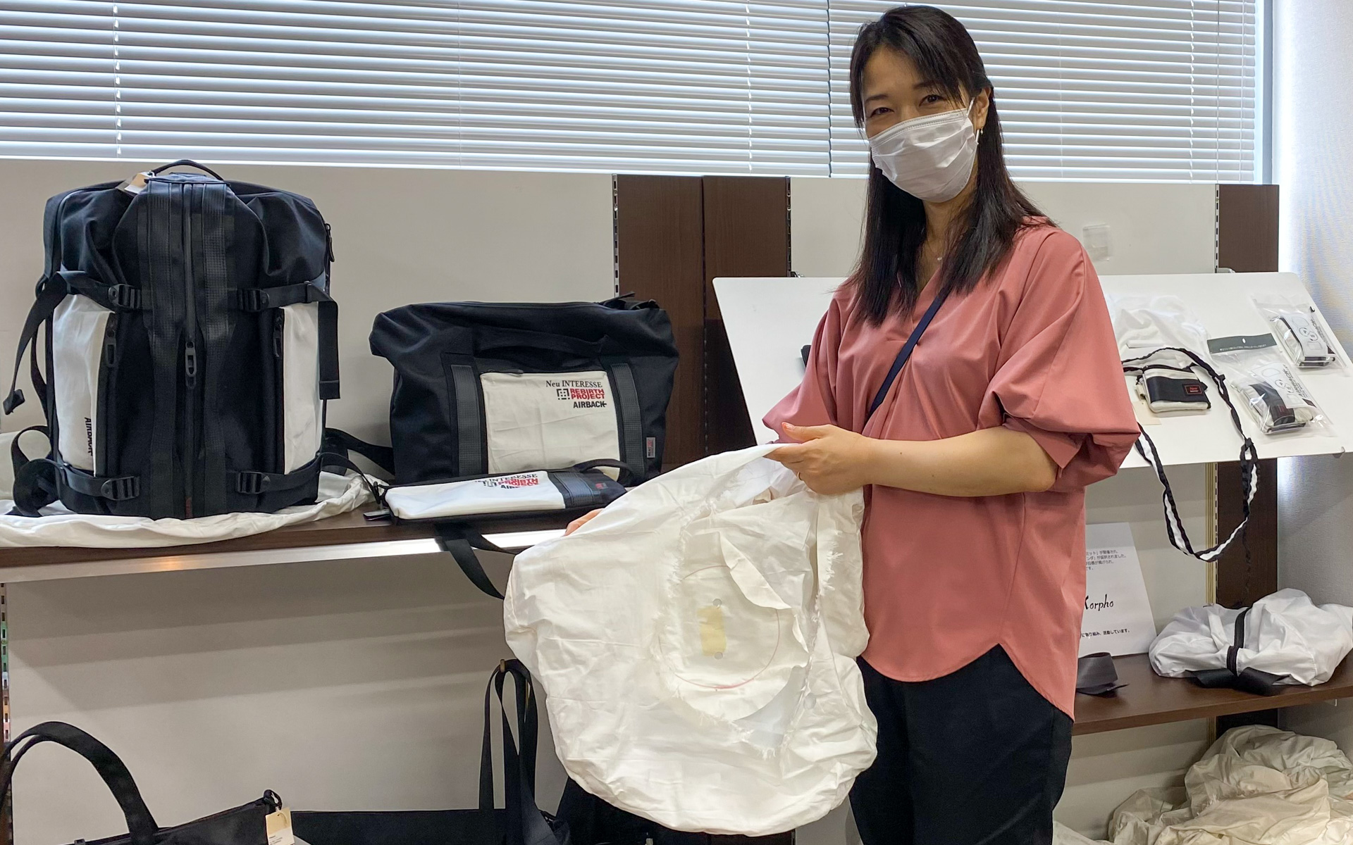 私が一番ビックリしたのが、廃棄されるクルマのエアバッグを再利用したという、このバッグ。言われなければわからないほど、オシャレですよね～。エアバッグは、人の命を守るべく頑丈に作られており、それゆえに再利用するのが難しいパーツなんだそう。そんなエアバッグに新たな命を吹き込むという、リバースプロジェクトの中のエアバックプロジェクトとのコラボレーションで生まれた製品です。今流行のサコッシュのような小さなバッグもあるので、女性ライダーさんにもオススメ！