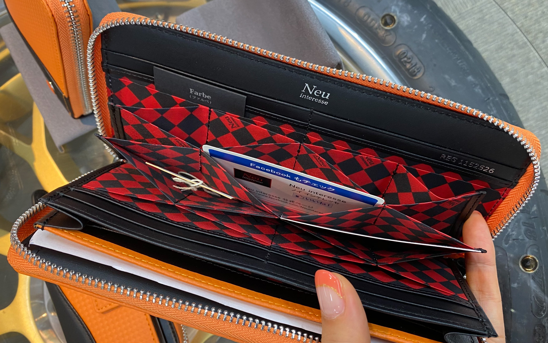 思わず一目惚れして手にとった、鮮やかなオレンジがすてきなこのお財布。滑りにくさと耐久性が求められるステアリングなどに使われるハイブリッドレザーで作られている「Farbe(ファルベ)」というシリーズなんですが、チャックを開けて中を見てまたさらに心奪われてしまいました。なんとなんと、ハニカムグリルを思わせるポケットがしつらえられていて、これはモルフォの「ハニーセル(R)」というオリジナルなんだとか。見た目がクルマ好きの心をくすぐるだけでなく、カードを出し入れするのにとても使いやすいそうですよ。他にブルーやグリーン、イエローやレッドがあって、どの色にしようか迷います~