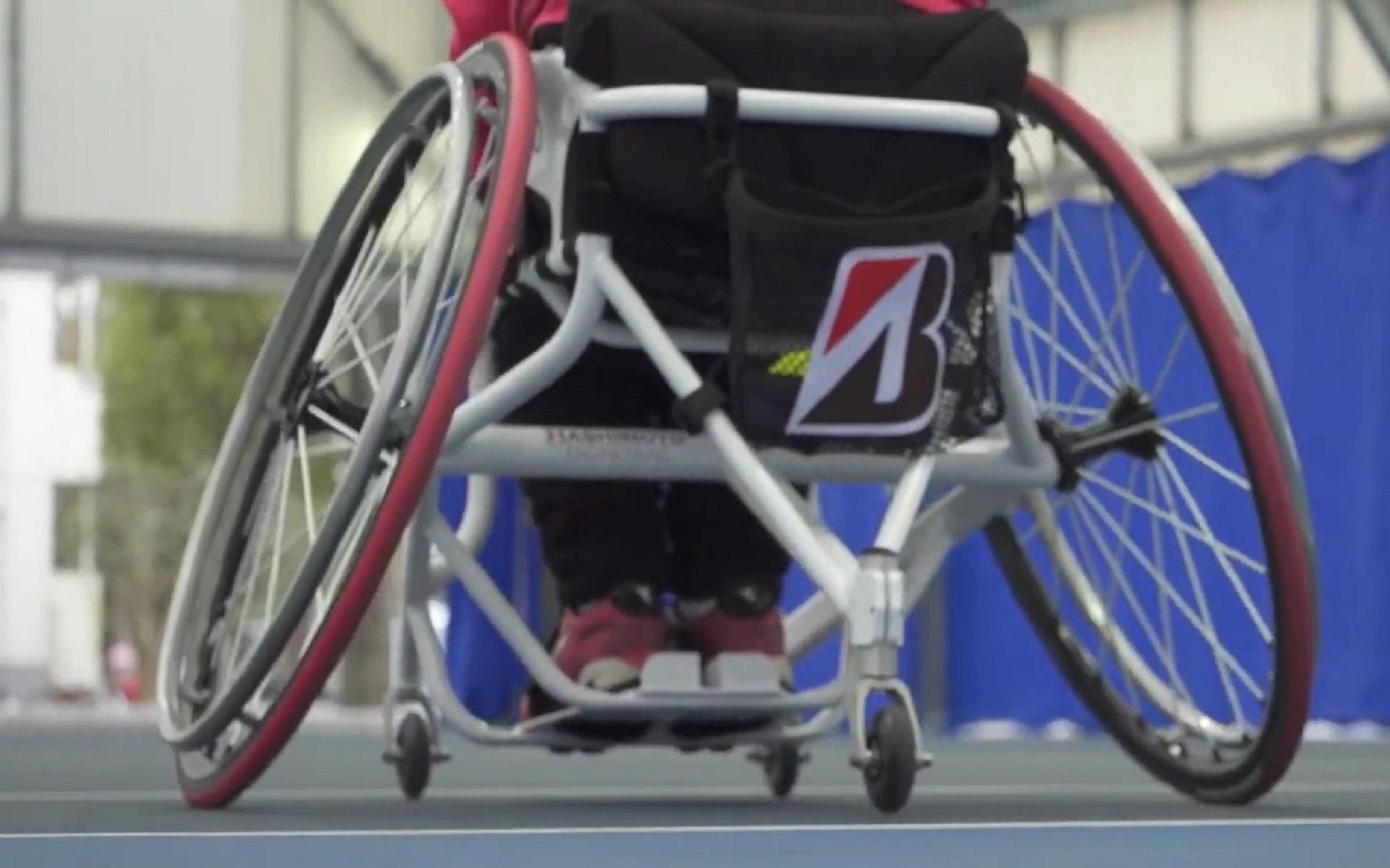 車いすのタイヤ開発も行ない選手をサポートしている