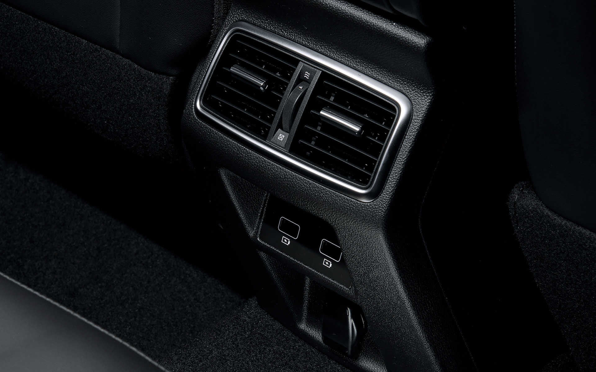 後部席にもUSBポートを2個完備