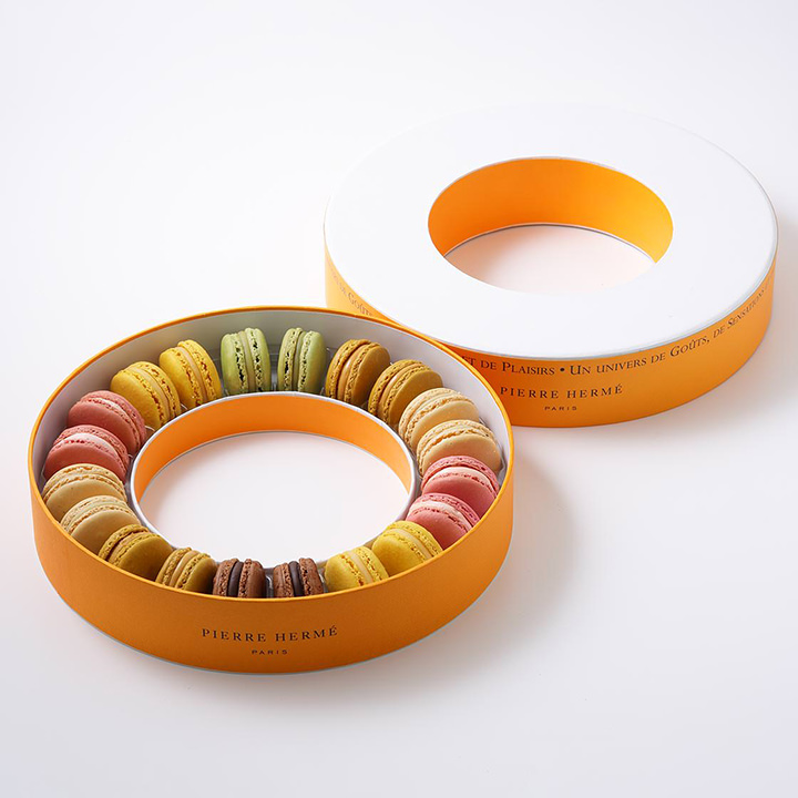 B賞：ピエール・エルメ・パリの代表アイテム、マカロン。斬新なリング型のマカロンボックスに人気の高い定番フレーバー6種を詰め合わせた20個入りギフトボックス
