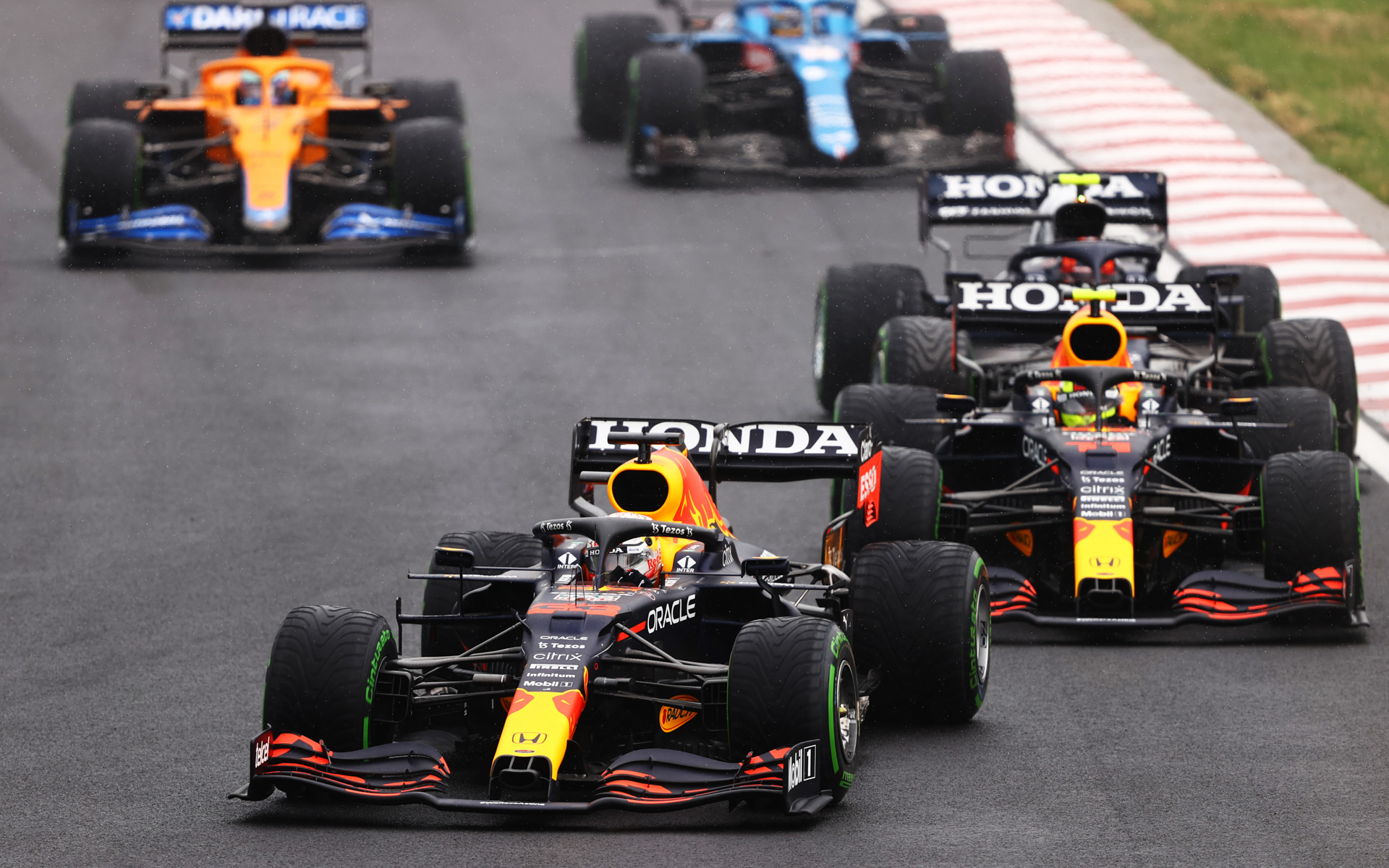 スタート時に1コーナーに入るマックス・フェルスタッペン選手、セルジオ・ペレス選手、この後ボッタス選手に追突されてコントロールを失ったマクラーレンのランド・ノリス選手の車両と激しくクラッシュした