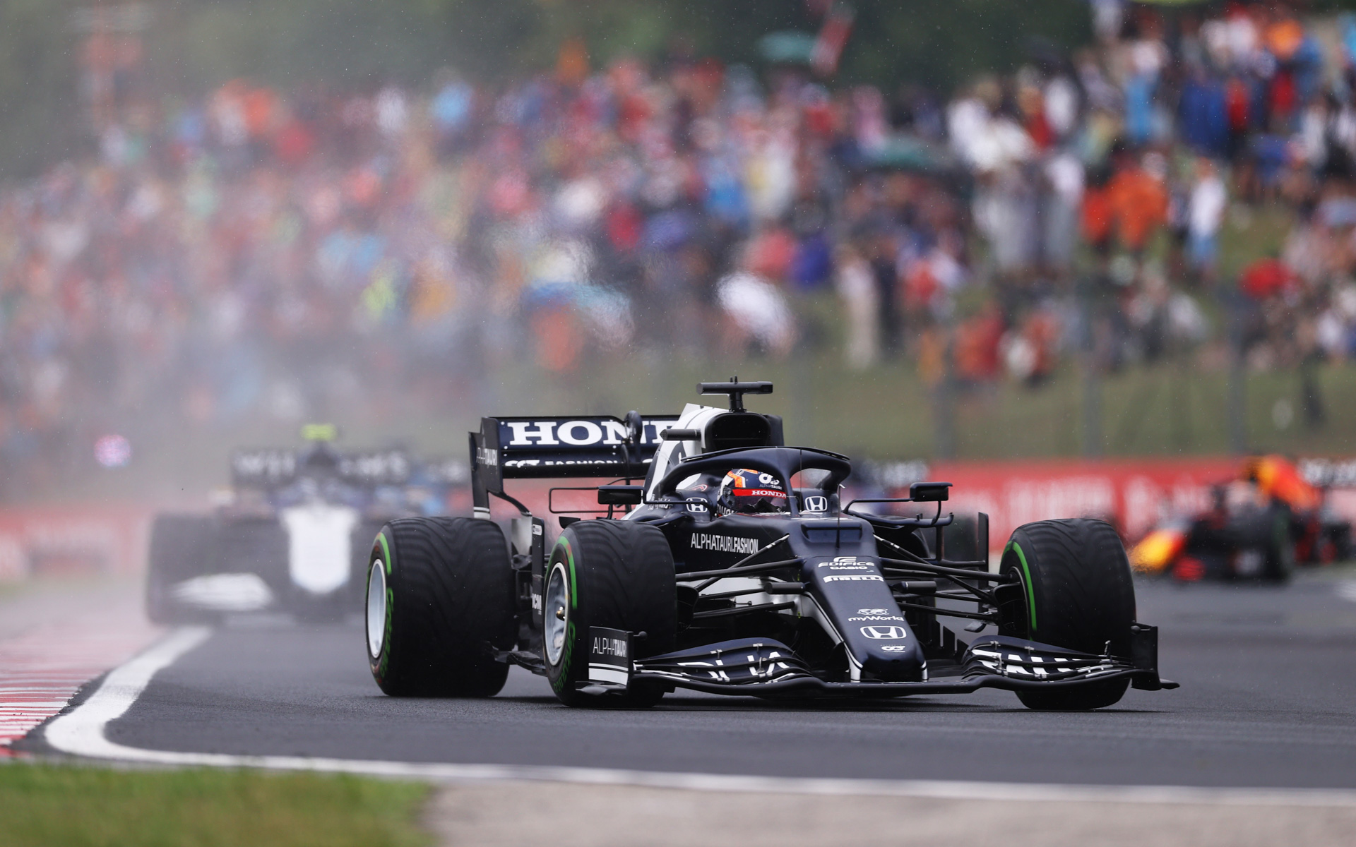 5位に入ったピエール・ガスリー選手は最終ラップにファステストラップをマークして、メルセデスのハミルトン選手から1ポイントを奪い、フェルスタッペン選手のダメージをより少なくした