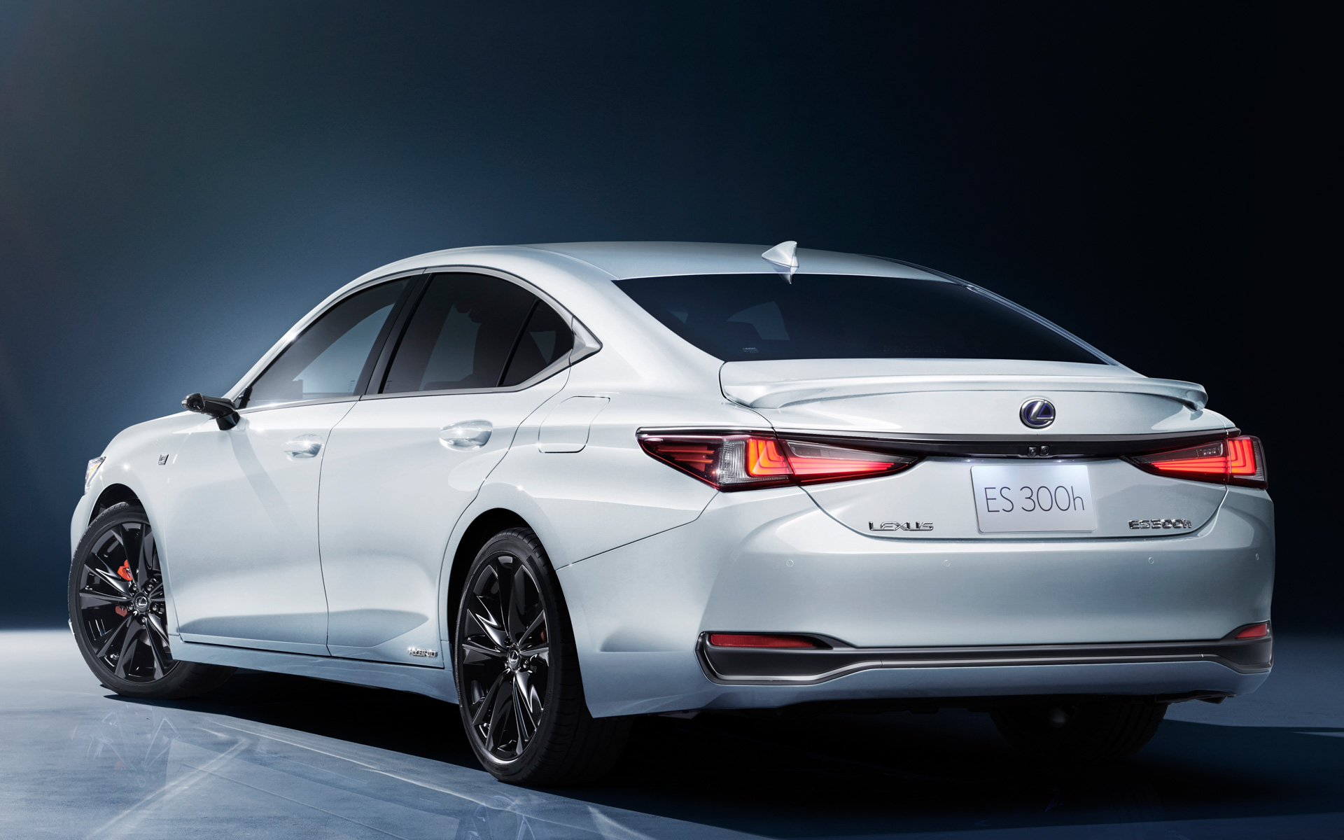 ES300h“F SPORT”（ホワイトノーヴァガラスフレーク）“F SPORT”専用色＜オプション装着車＞