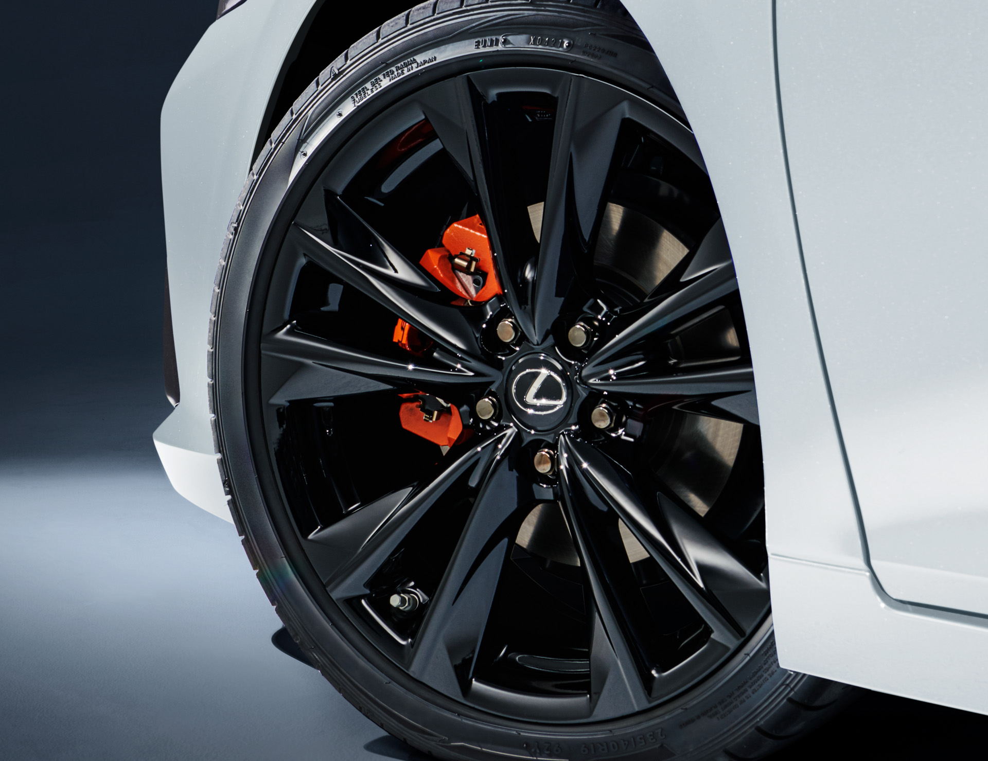 “F SPORT”専用オレンジブレーキキャリパー