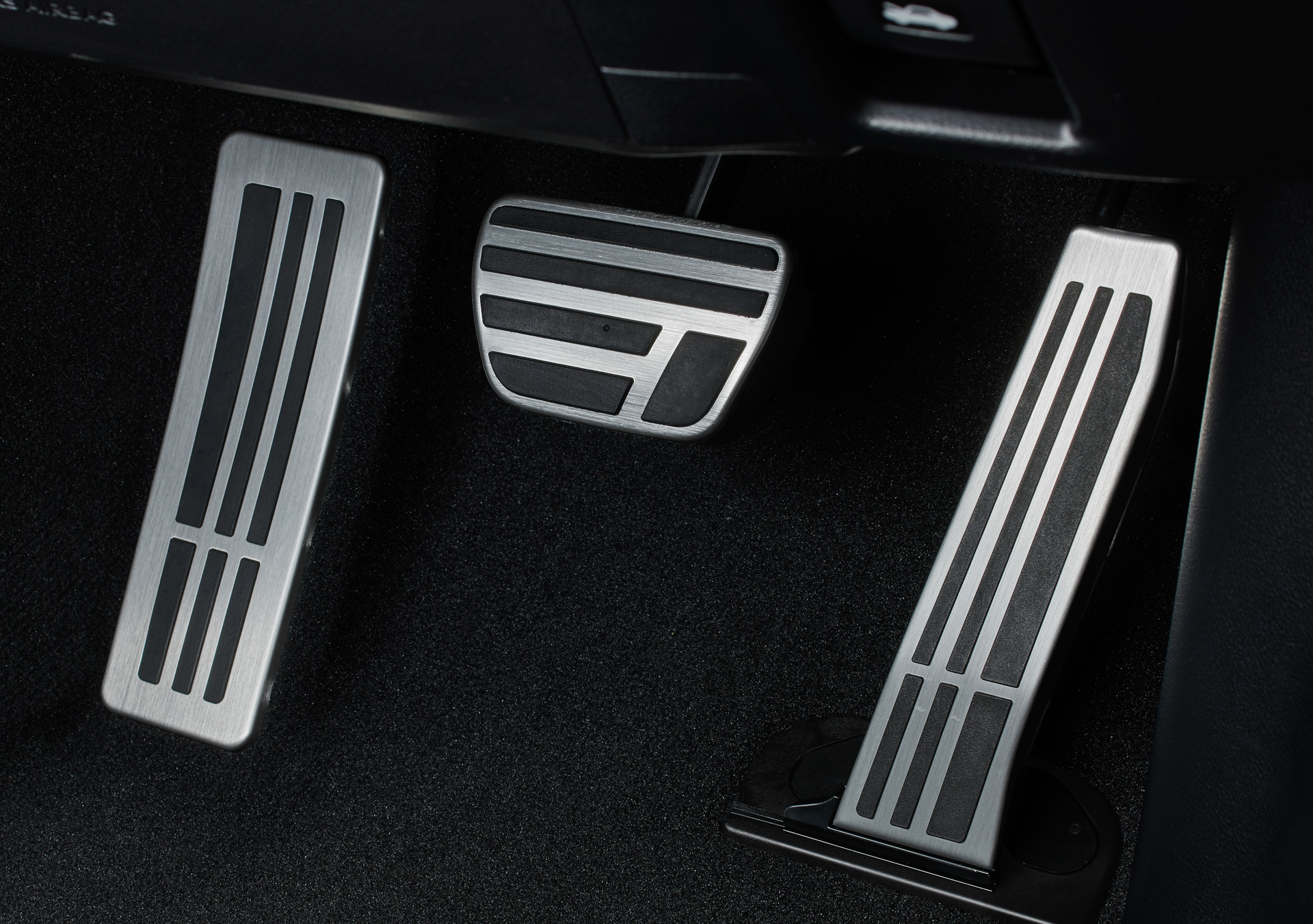 “F SPORT”専用アルミ製スポーツペダル＆フットレスト