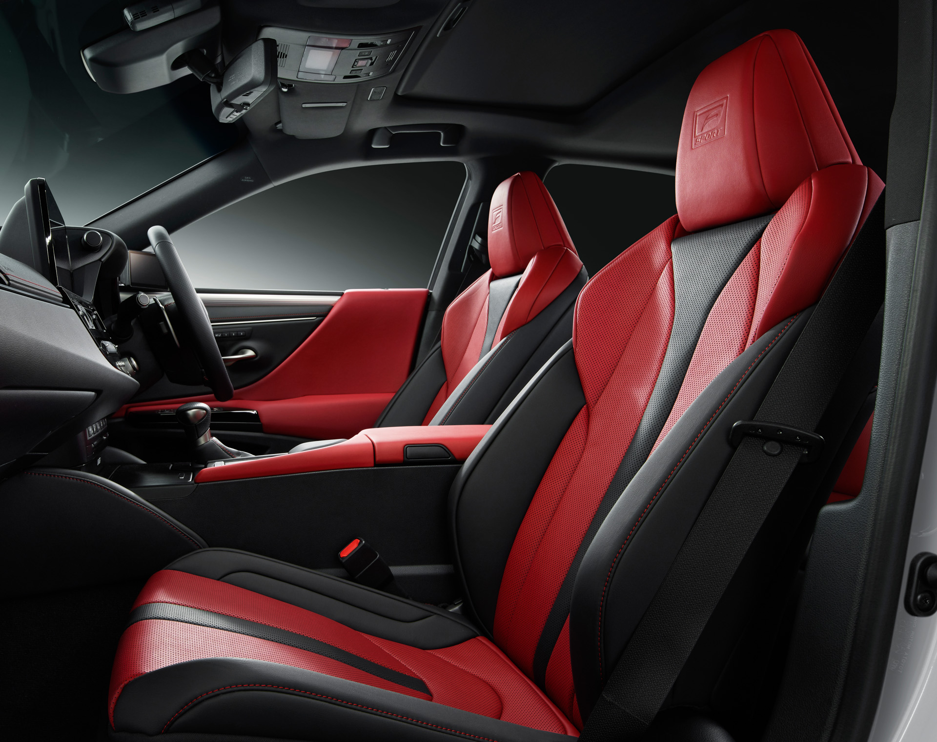 ES300h“F SPORT”（インテリアカラー：“F SPORT”専用フレアレッド）＜オプション装着車＞