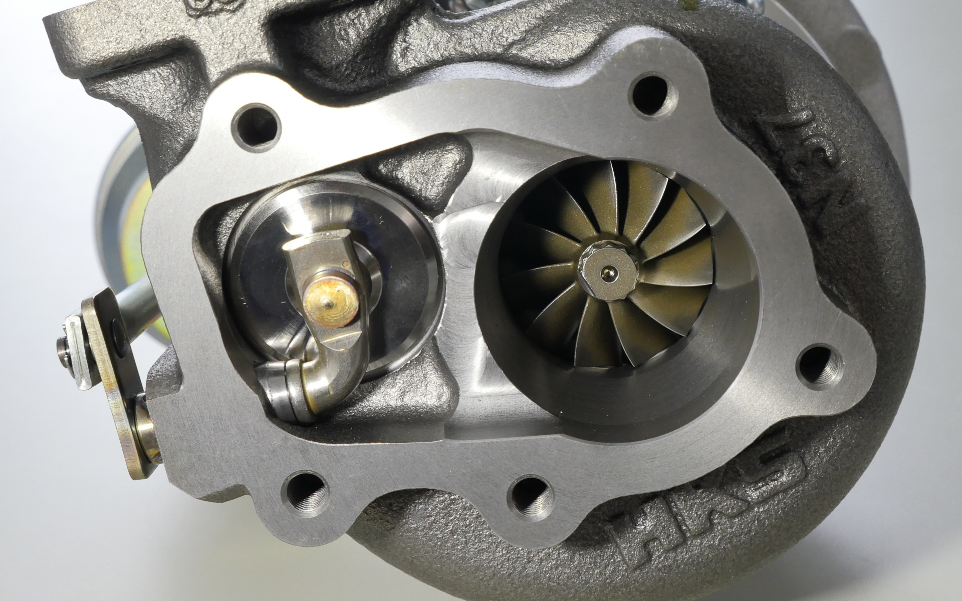 タービン本体には強化アクチュエータも付属する