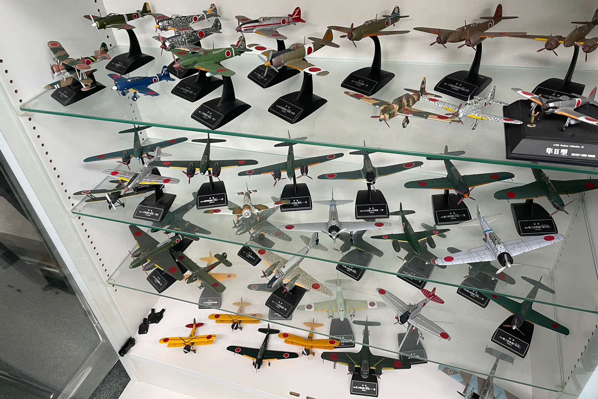 戦い済んで日が暮れて……棚に押し込まれた飛行機たち。整理は当分後になりそう