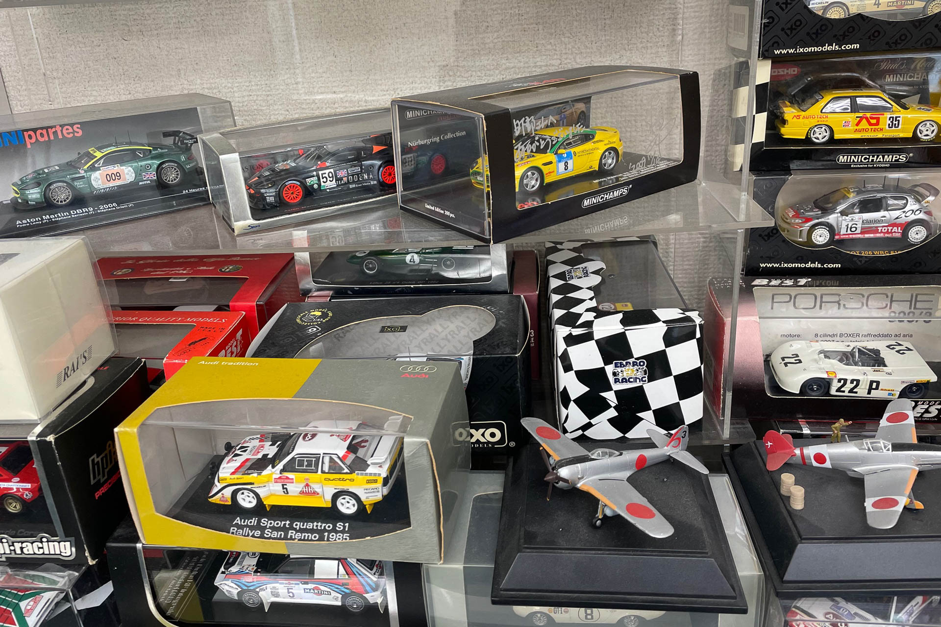 ドサクサに紛れてラリーカーやレーシングカーのミニチュアの隙間に置かれた隼と飛燕。これはプラモデル