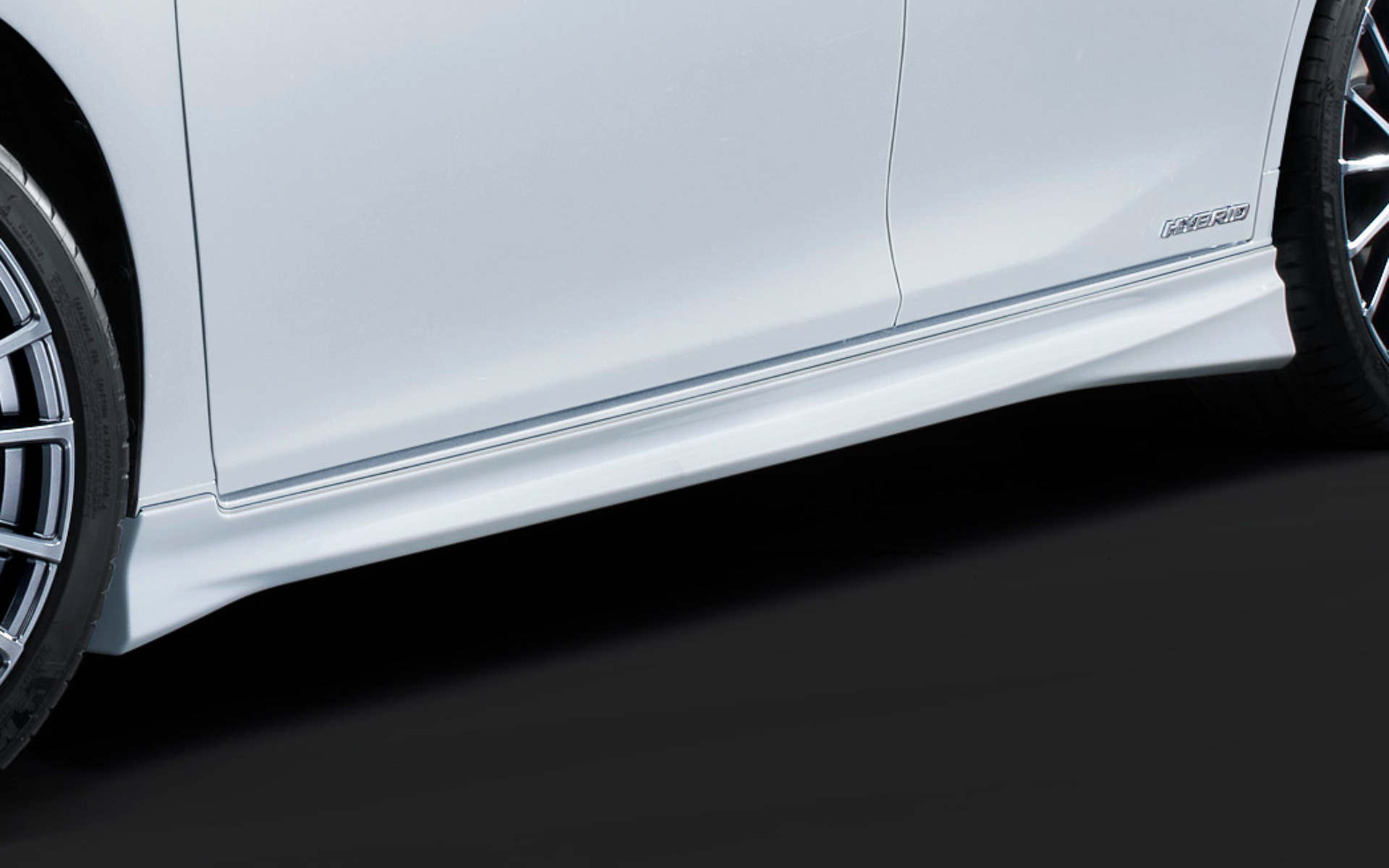 サイドスカート　価格9万9000円（塗装済/BLACK EDITION）/9万2400円（素地）