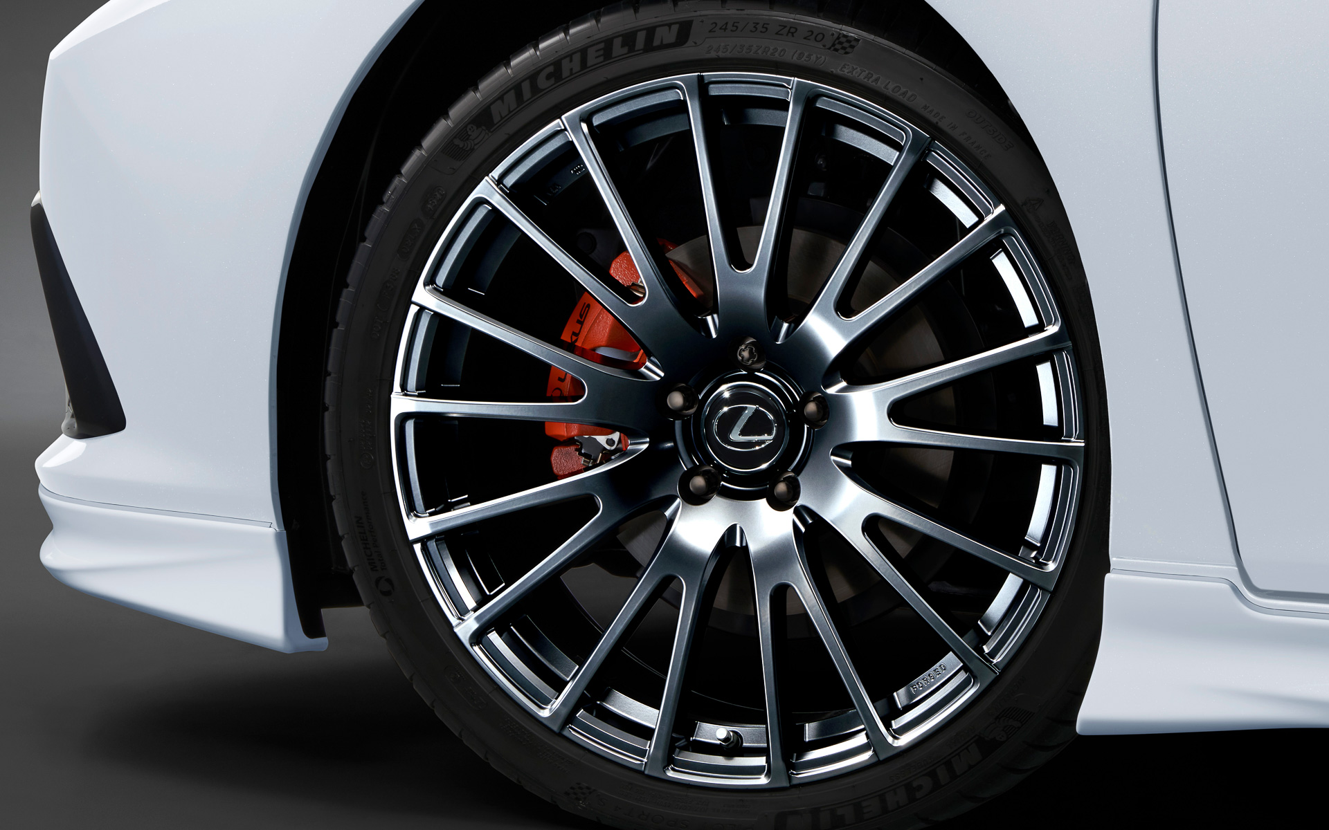 20インチ鍛造アルミホイール（新規設定色ダイヤモンドグレーメタリックII）　価格23万1000円（1本）