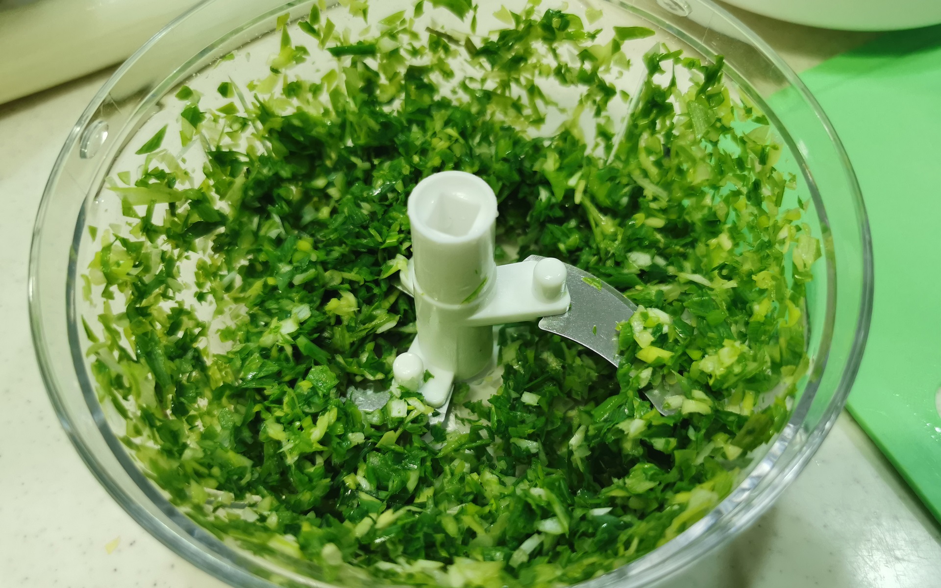 小葱も数回紐を引っ張れば、あっという間にみじん切りになります