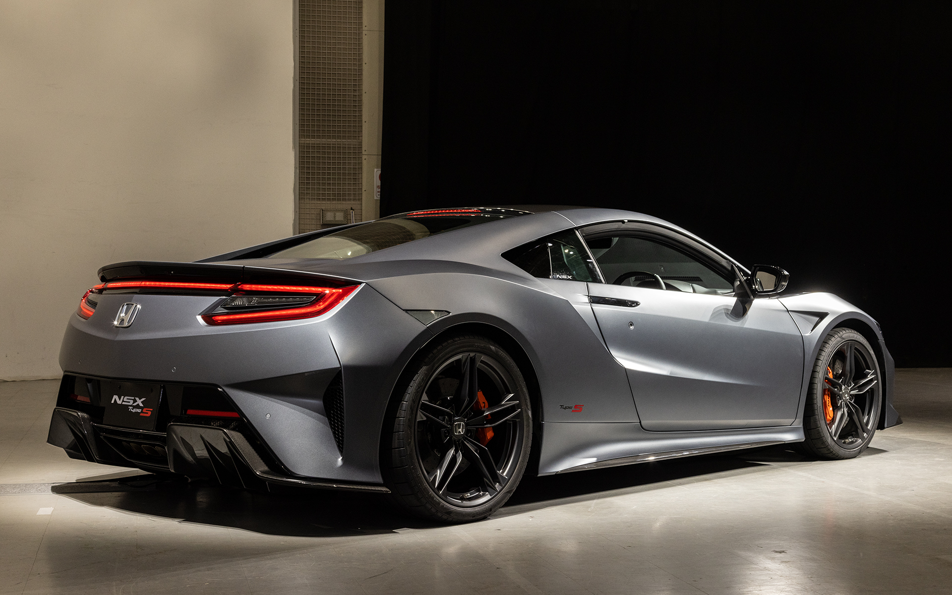 リアバンパーもワイド感を強調するデザインを新たに造形