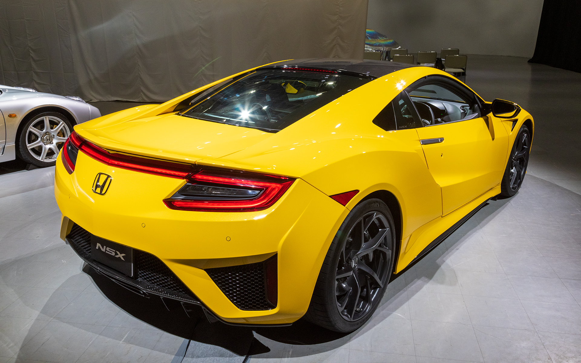 リアバンパーもワイド感を強調するデザインを新たに造形