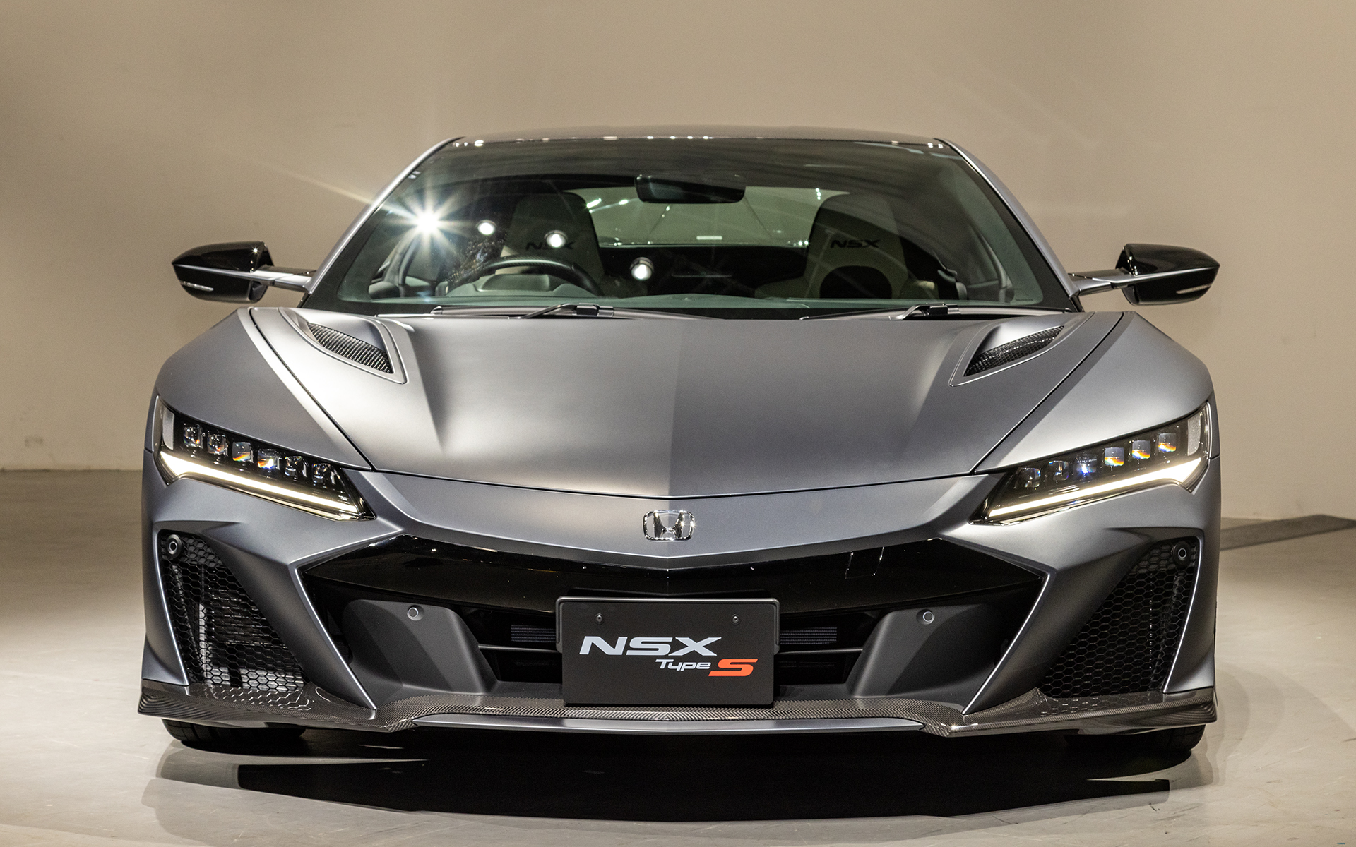 低重心なイメージを強調するためにヘッドライト中央のエクステンションを大型化。同時にボンネットに付けていた「H」エンブレムを小型化してフロントバンパーへと移動している