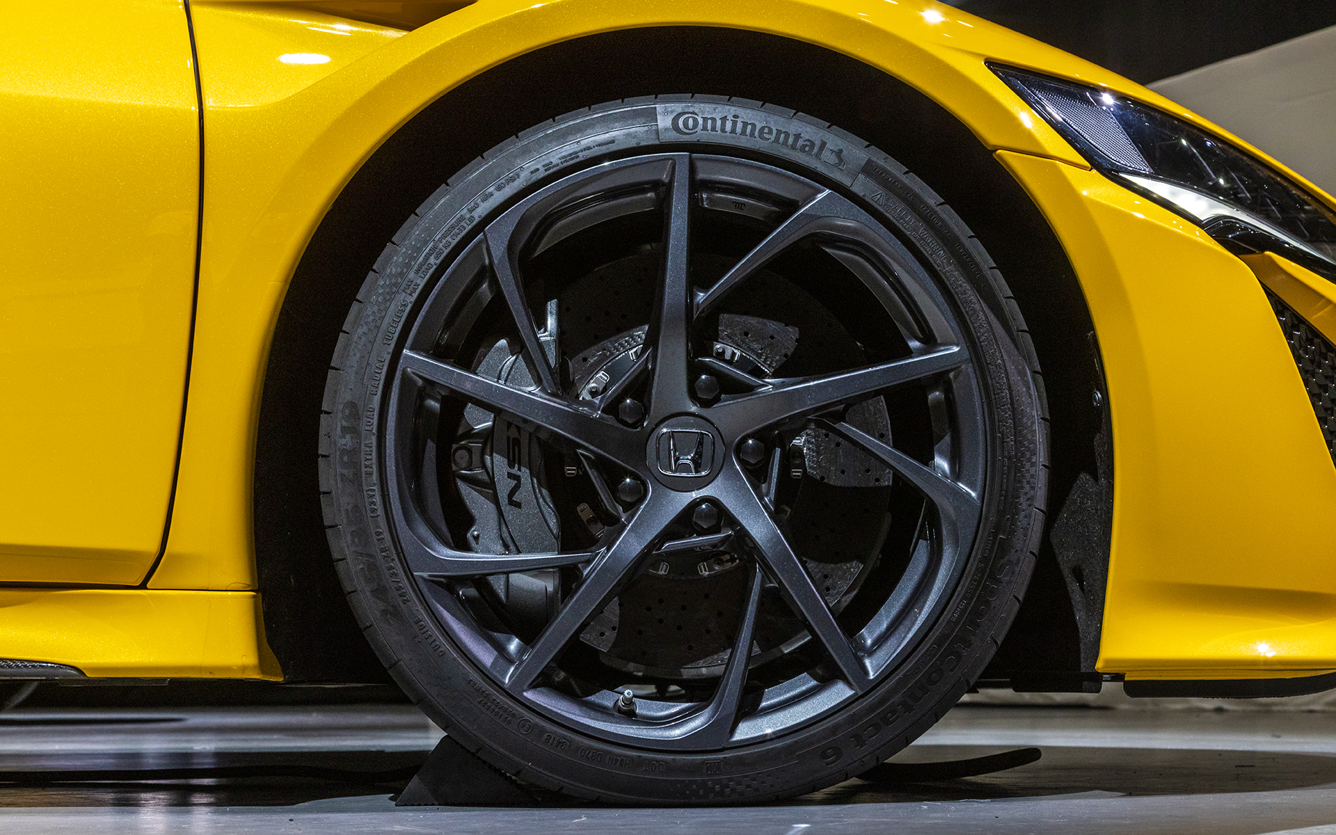 タイヤはコンチネンタル「スポーツコンタクト6」からピレリ「P-ZERO」に変更。サイズは変わらず