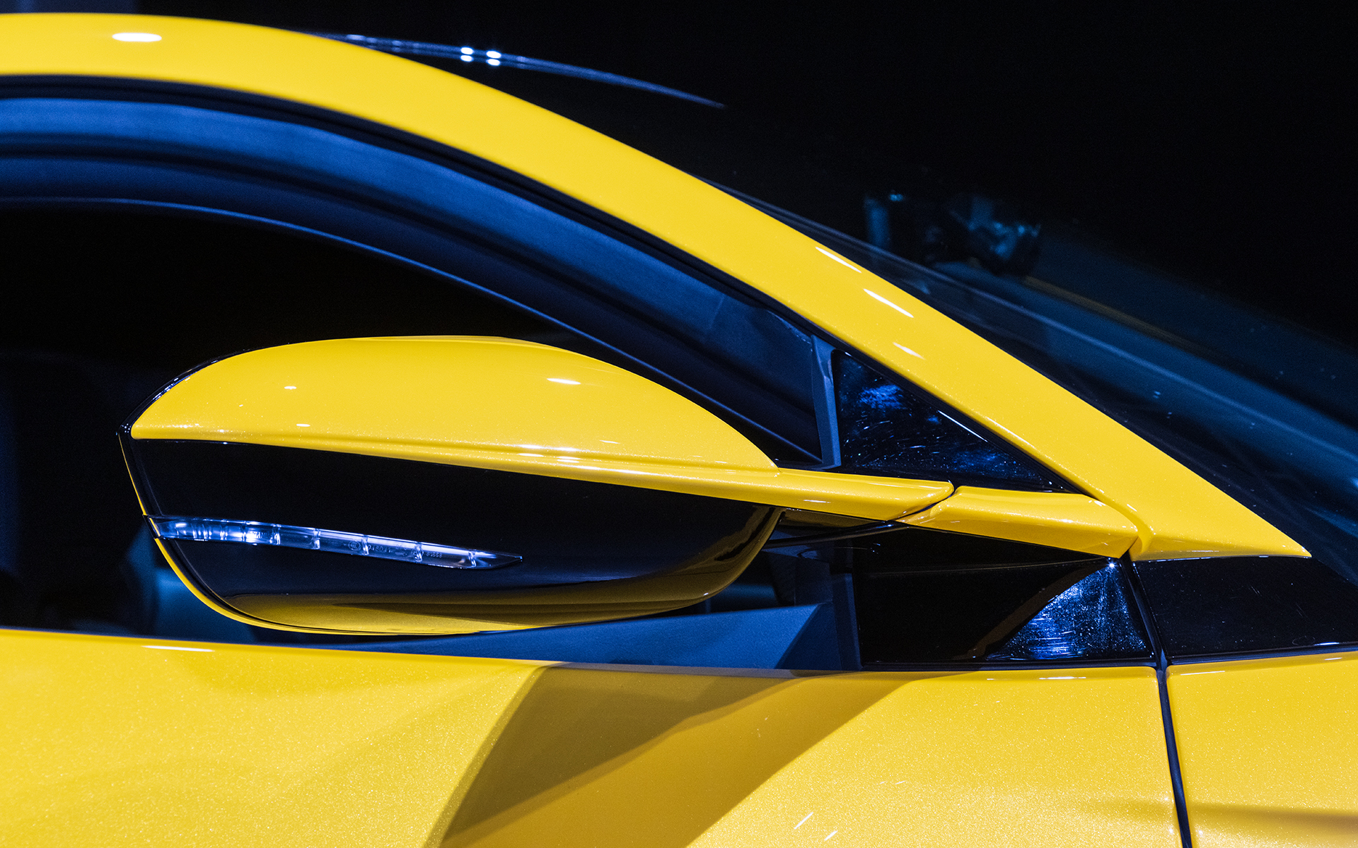 ドアミラーはピアノブラック化