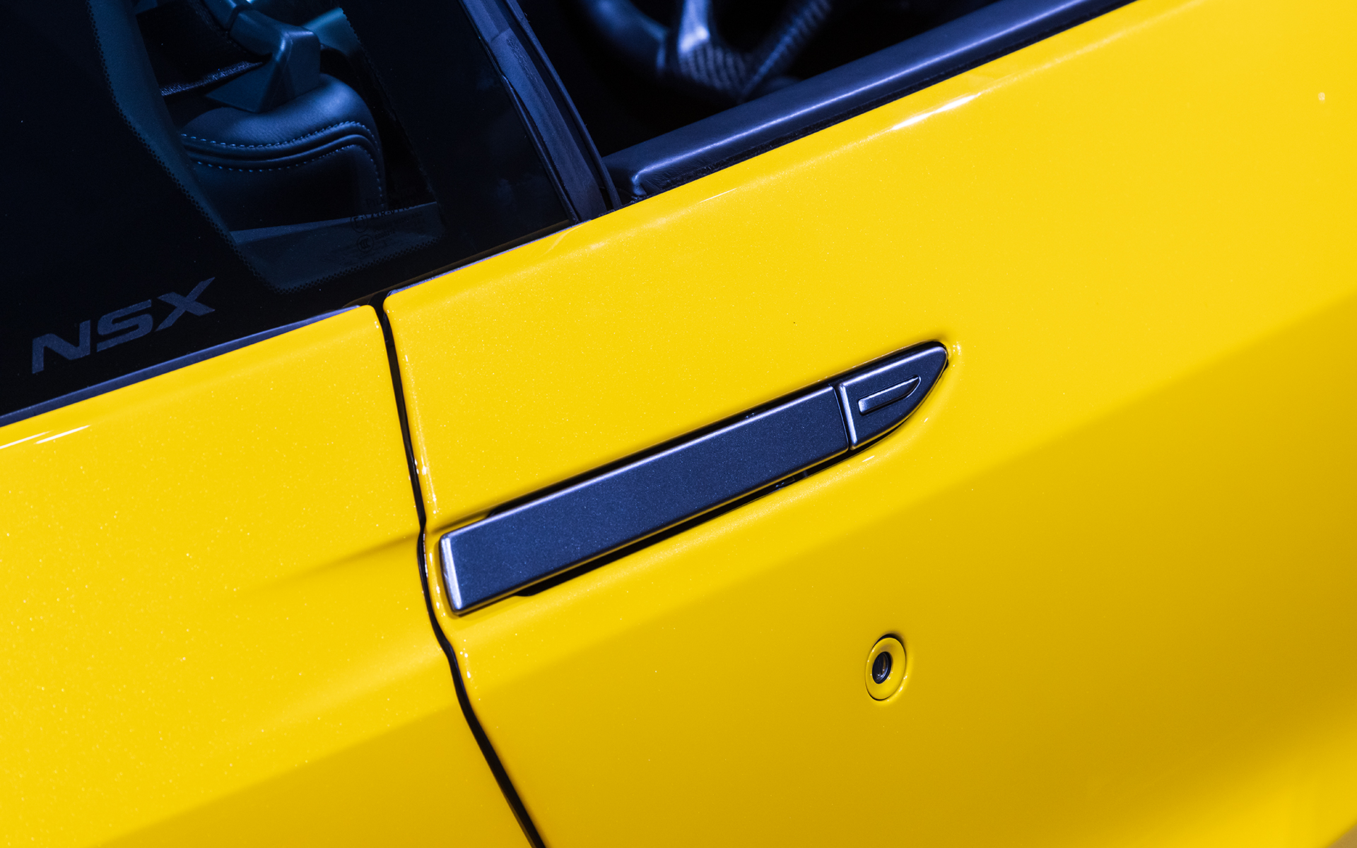 ドアハンドルもピアノブラック化された