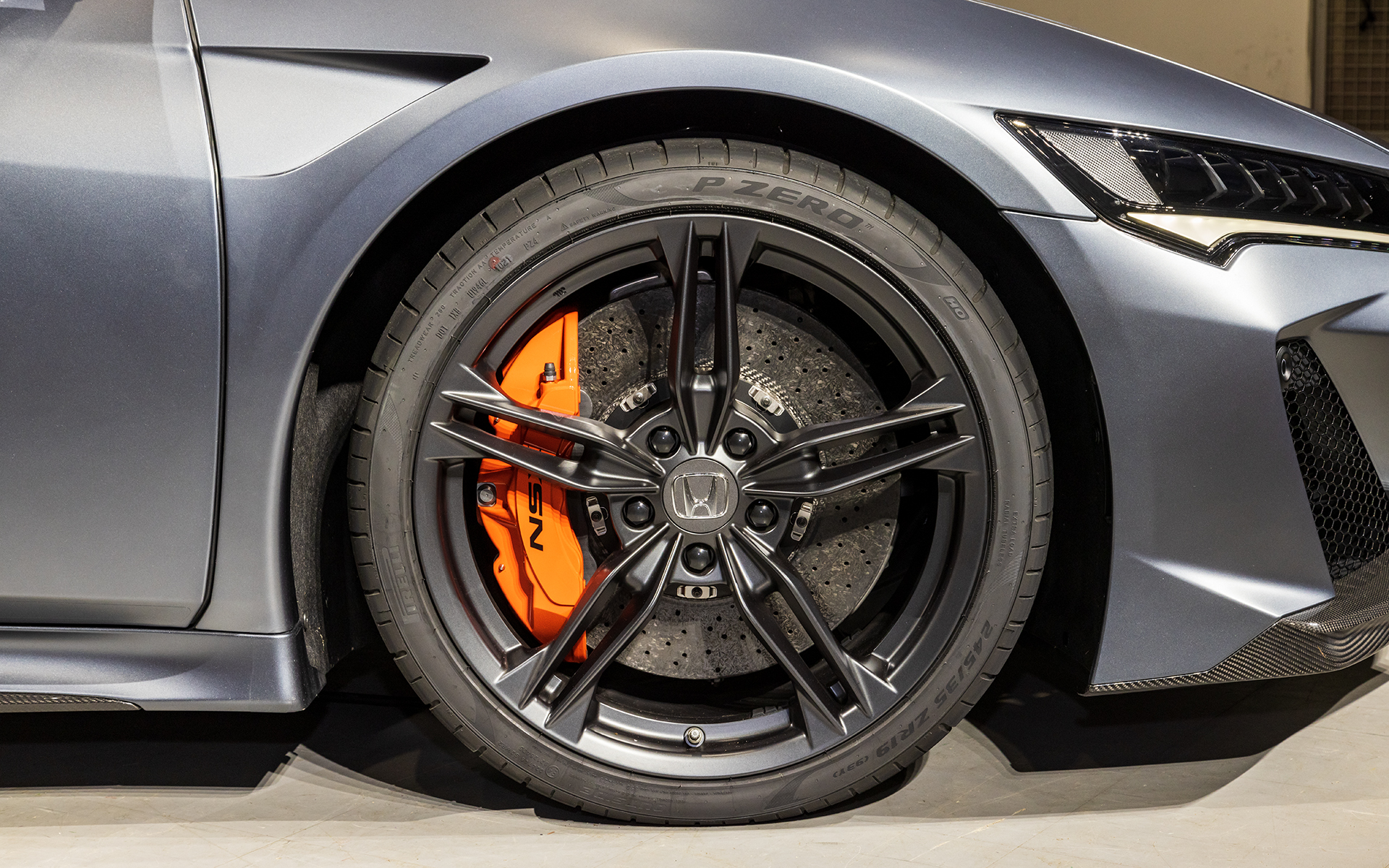 タイヤは専用チューニングが施されたピレリP-ZERO。フロントのタイヤサイズは245/35ZR19