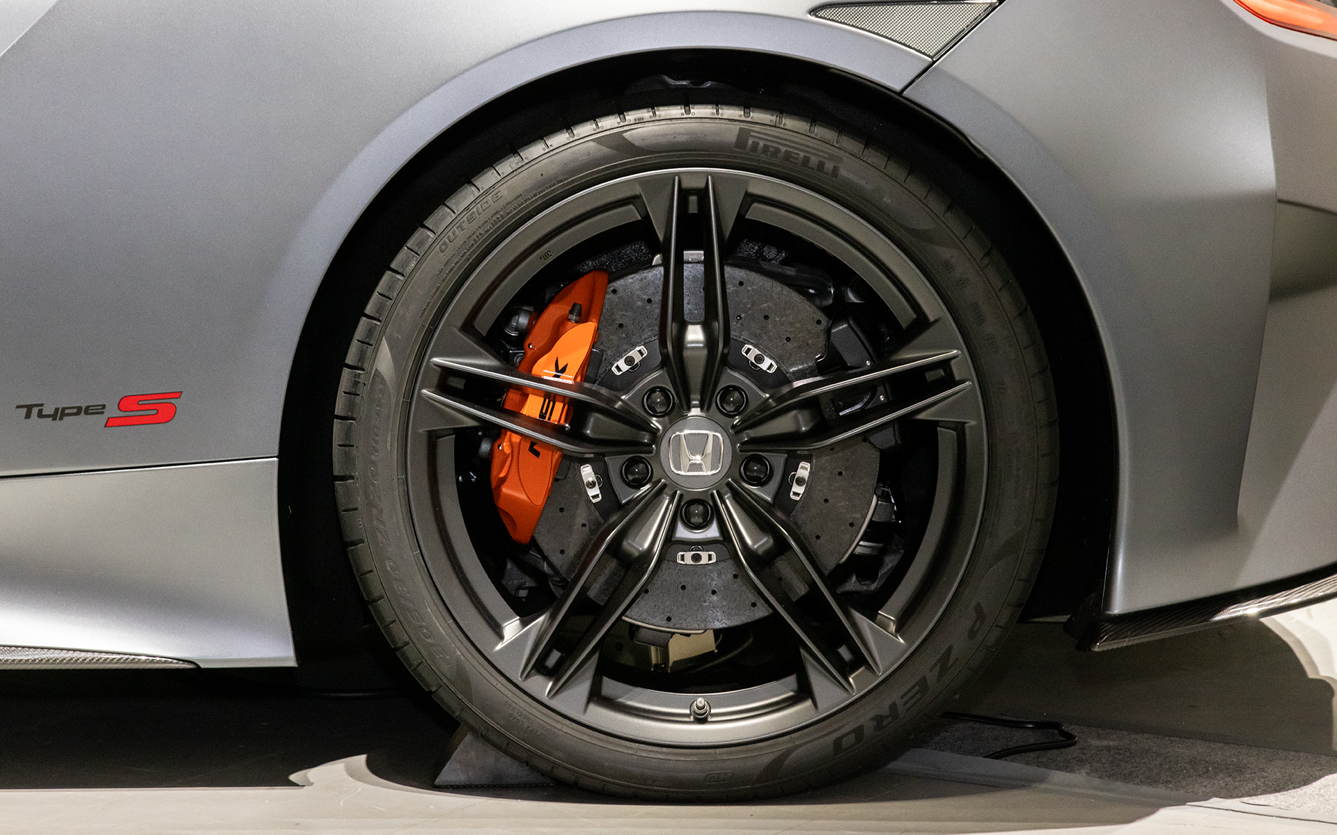 リアタイヤのサイズは305/30ZR20