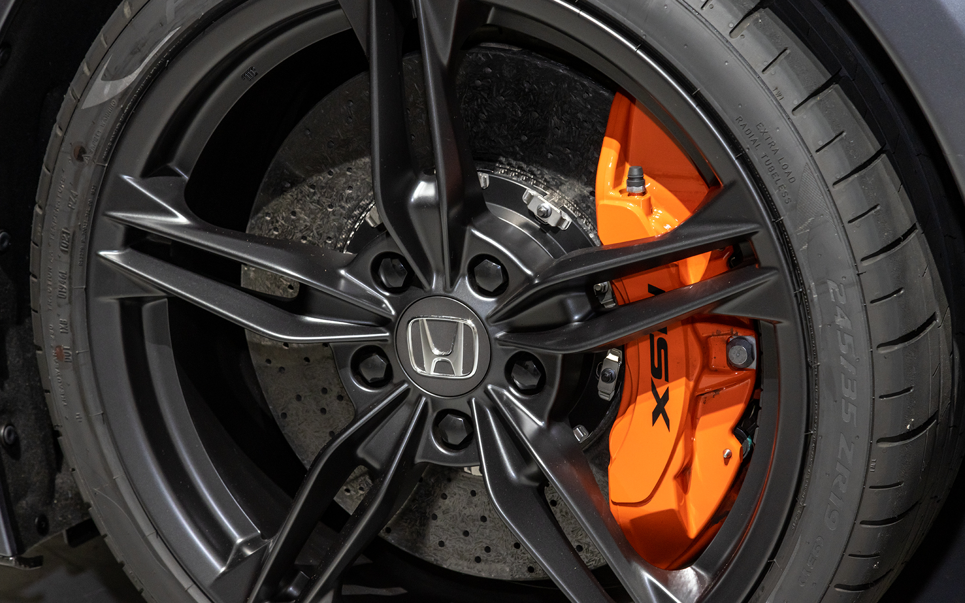 カスタムオーダーアイテムとなるカーボンセラミックブレーキ。キャリパーカラーは写真のレッドのほかオレンジ、シルバー、エボニーが選択可能