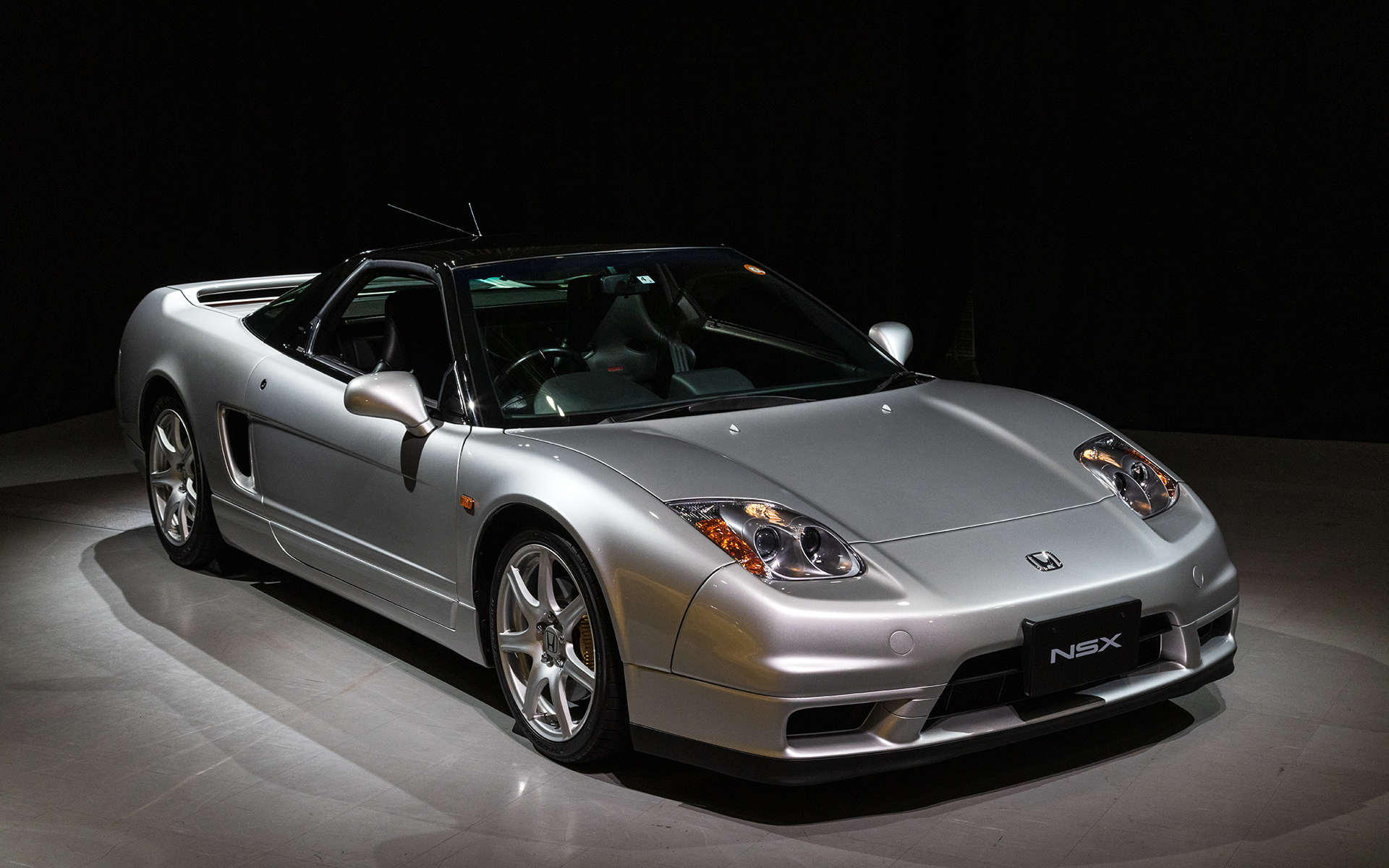 初代NSXでは1997年2月のマイチェンで、エアコンなどの快適装備はそのままに、約45kgの軽量化、専用サスペンションチューニング、専用デザインのステアリングホイールやシフトノブなどにより、ワインディングロードなどでのスポーツドライビングの楽しさを際立たせたモデルとしてType Sが追加された。今回展示されていたType Sは後期型の2004年モデル。ボディカラーはセブリングシルバーメタリック