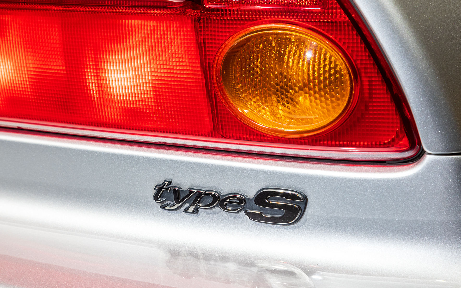 初代NSXでは1997年2月のマイチェンで、エアコンなどの快適装備はそのままに、約45kgの軽量化、専用サスペンションチューニング、専用デザインのステアリングホイールやシフトノブなどにより、ワインディングロードなどでのスポーツドライビングの楽しさを際立たせたモデルとしてType Sが追加された。今回展示されていたType Sは後期型の2004年モデル。ボディカラーはセブリングシルバーメタリック