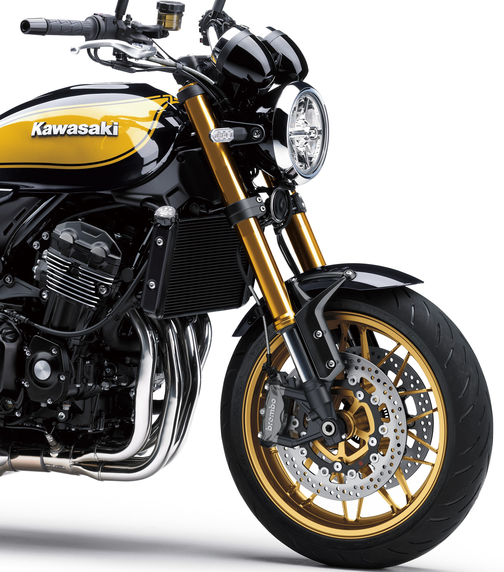 オーリンズ製リアショックに合わせた、ゴールドカラーのアウターチューブとフロントサスペンションセッティング