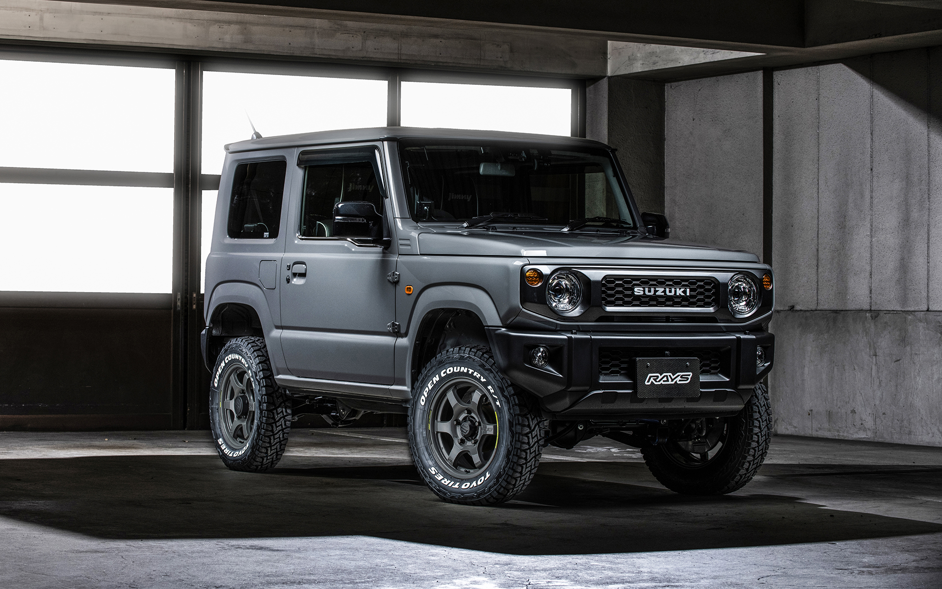 ジムニーを筆頭としたクロカンSUVなどラージP.C.D.車両に向けた「57DR-X」は、レイズ伝統の6本スポークを採用。写真はジムニーサイズ限定としてカラーにアームズグレーを用いた「57DR-X 2122 LIMITED EDITION」