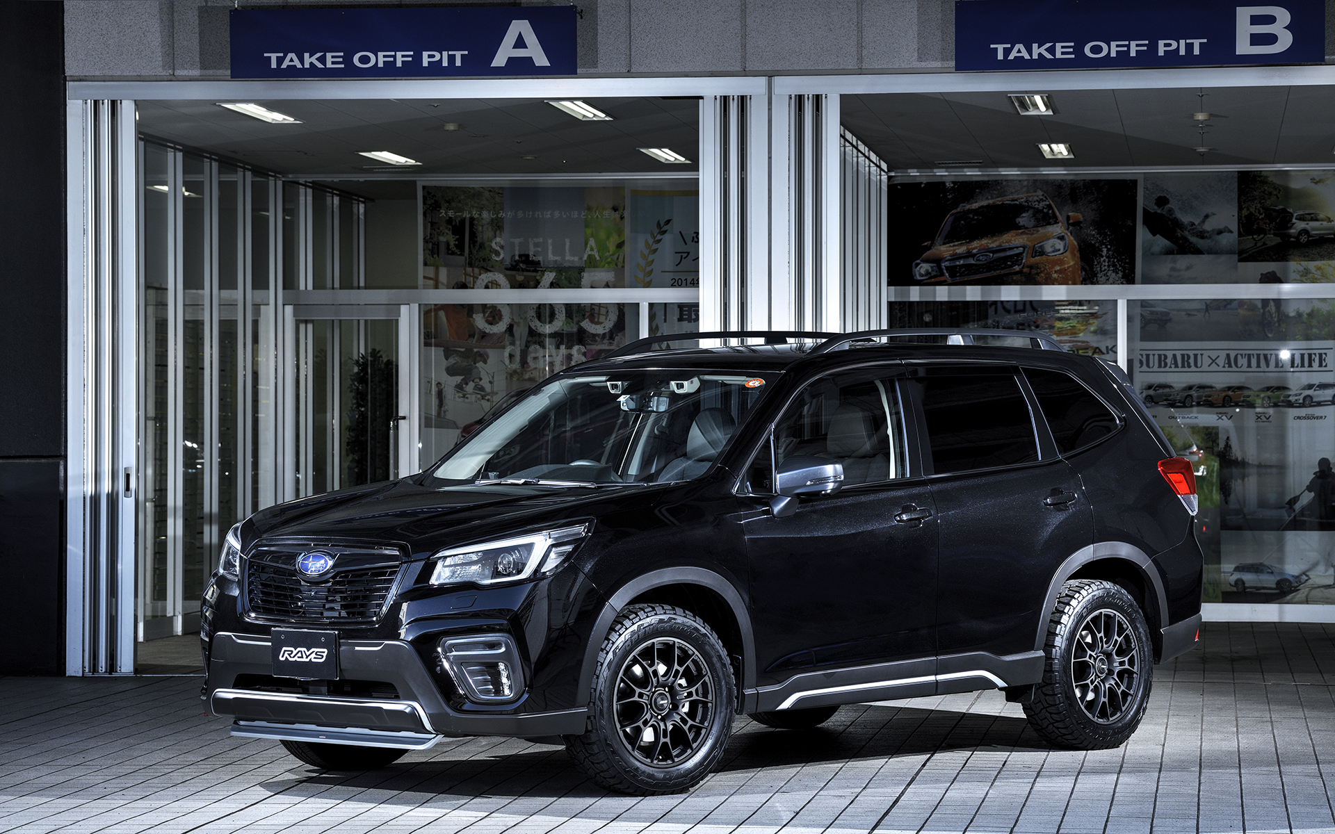 アズールシリーズの「57BNX」は、「57FXZ」のデザインをベースにY字型のスポークを7本配置してメッシュ風のデザインとしたもの。プラドやハイラックスといったSUVをメインターゲットとしたラージ P.C.D.モデルと、デリカ D：5やRAV4などミドルサイズSUVをターゲットとした5穴モデルをラインアップ