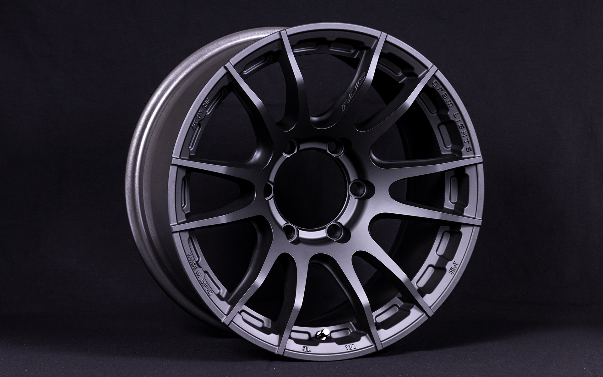 グラムライツの最新ホイールである「57XR-X」は、ドリフトシーンで活躍中の「57XR」をSUV用にアレンジしたもの。スリムなスポークながら、ラージP.C.D.タイプでは商用車向けの厳しいJWL-T規格に適合。ピックアップトラックなど商用車登録のSUVでも安心して装着できる