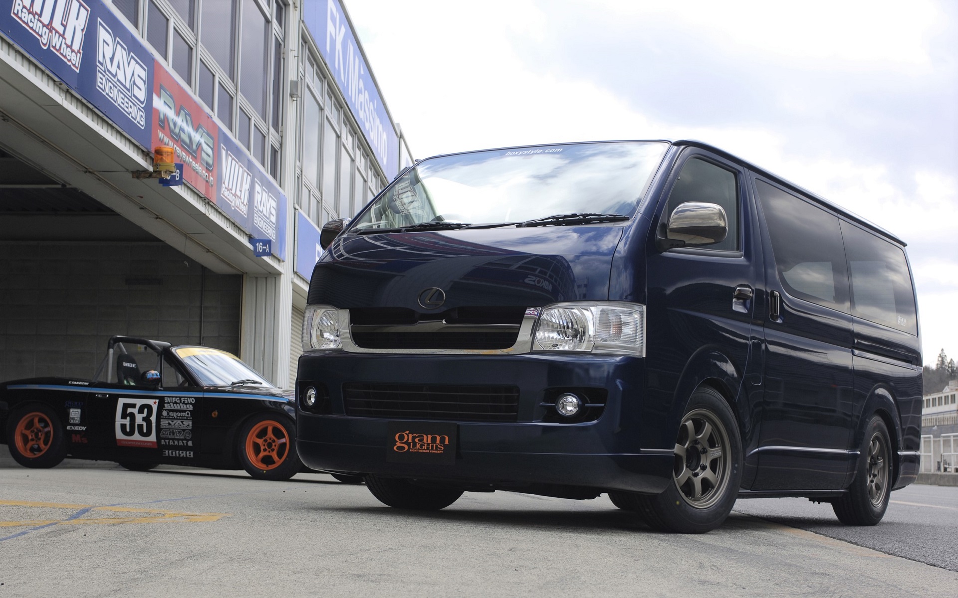 グラムライツのホイールを装着したハイエース（2006年後期 RAYS カタログに掲載）